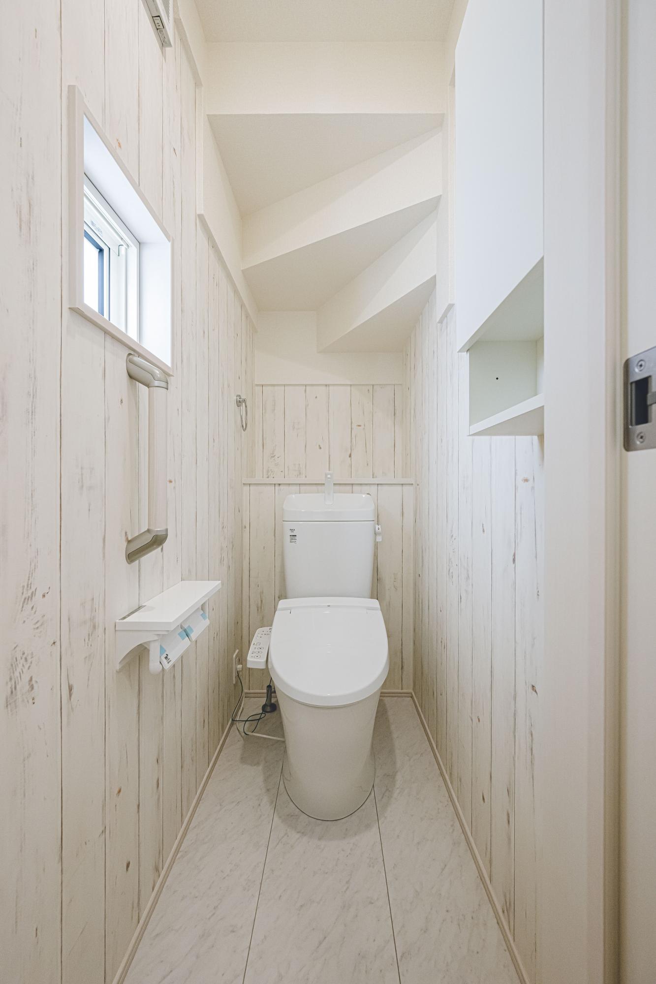 1号棟　トイレ　1階と2階のお手洗いは、それぞれカウンターと小窓付き。