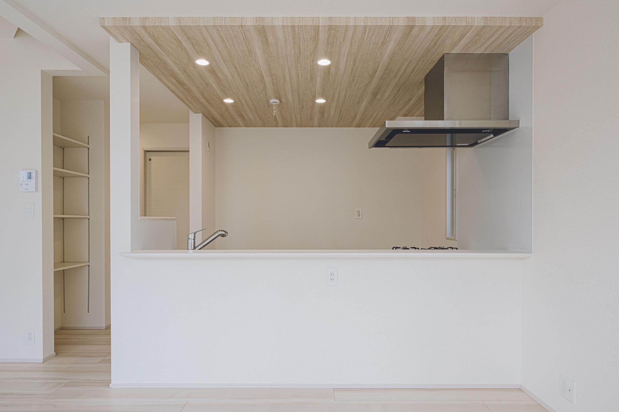 1号棟　2階LDK　18.875帖　キッチンはフルオープンタイプ。視界を遮るものがないため、広さを一層感じられます。