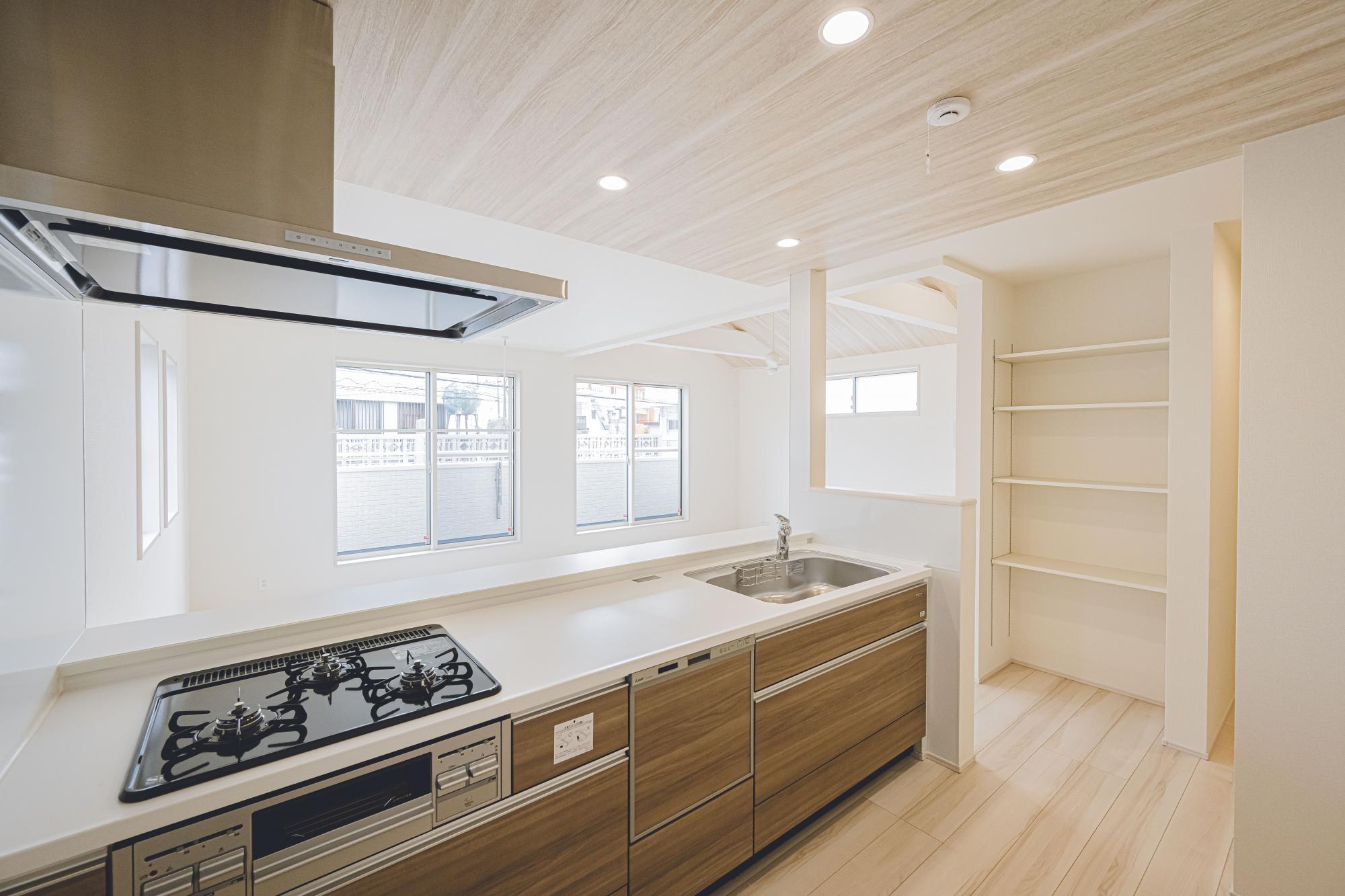 1号棟　2階フルオープンキッチン　フルオープンキッチン横の棚は可動式なので高さの変更可能です。消耗品や食材、季節物の収納に活用ください。
