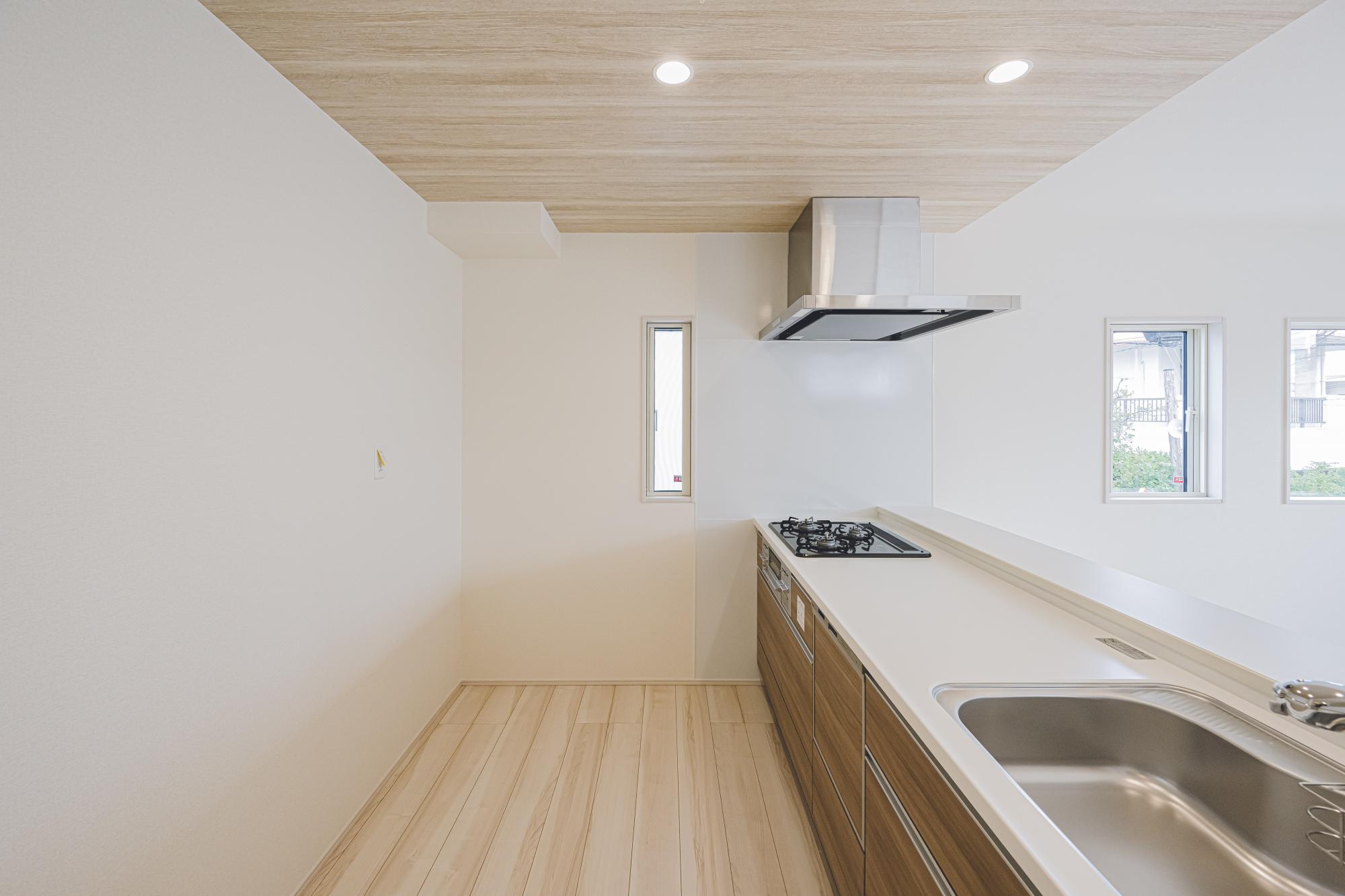 1号棟　2階キッチン　「ビルトイン食洗器」付システムキッチン。
人造大理石システムキッチン(天板)
外の光と空気が入るキッチンの小窓	