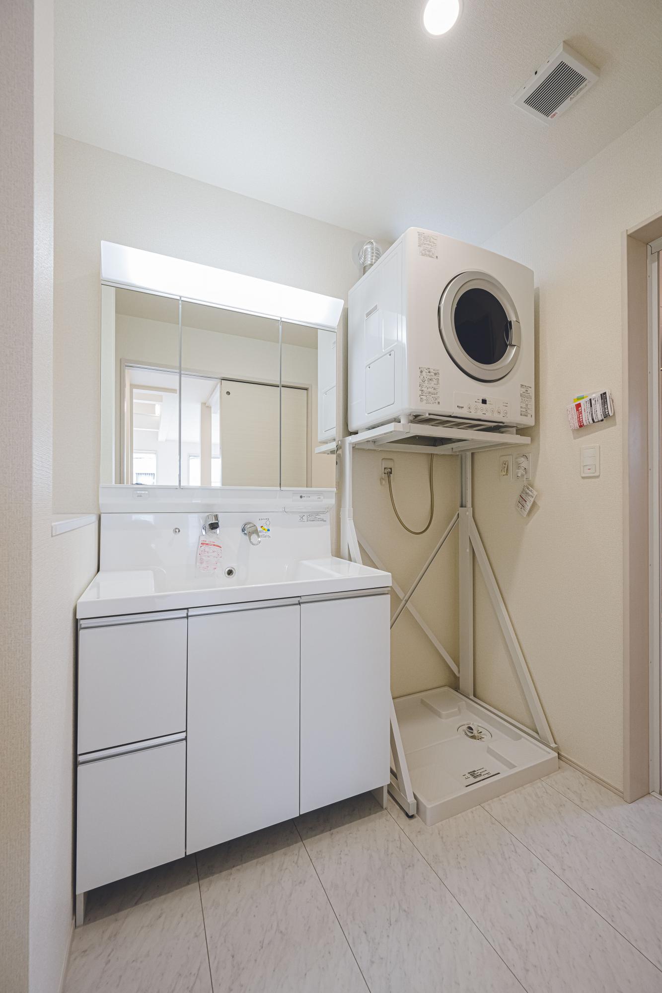1号棟　2階洗面スペース　ガス衣類乾燥機標準設置。リース設置ではないので、毎月のガス料金にガス乾燥機の代金が上乗せされることはありません。