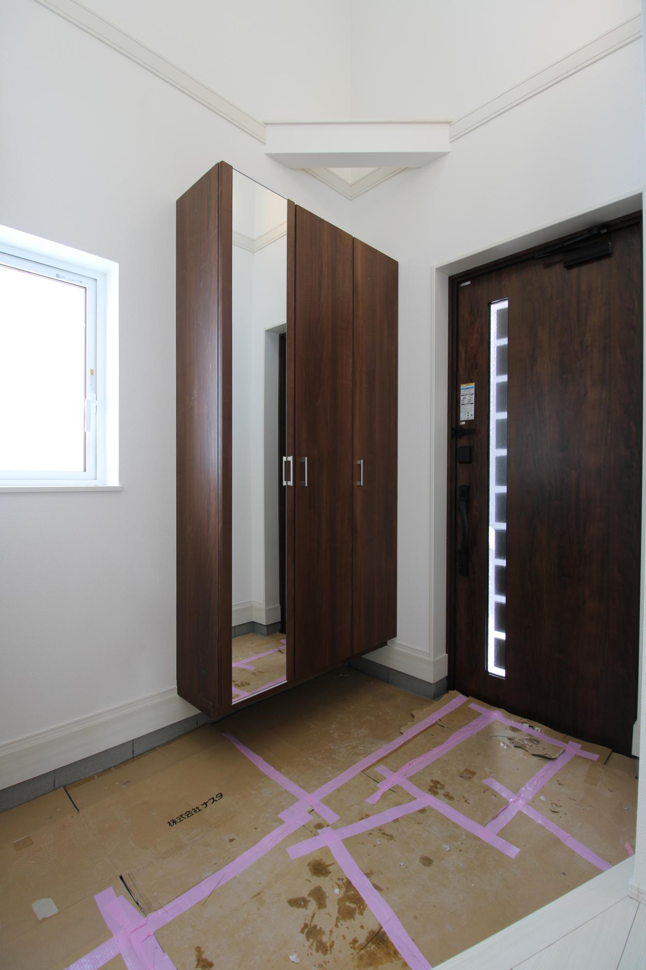 玄関　玄関ドアはシンプルかつ機能性の高い電子キーを主体としたドアになっており、防犯性も高い作りとなっております。
