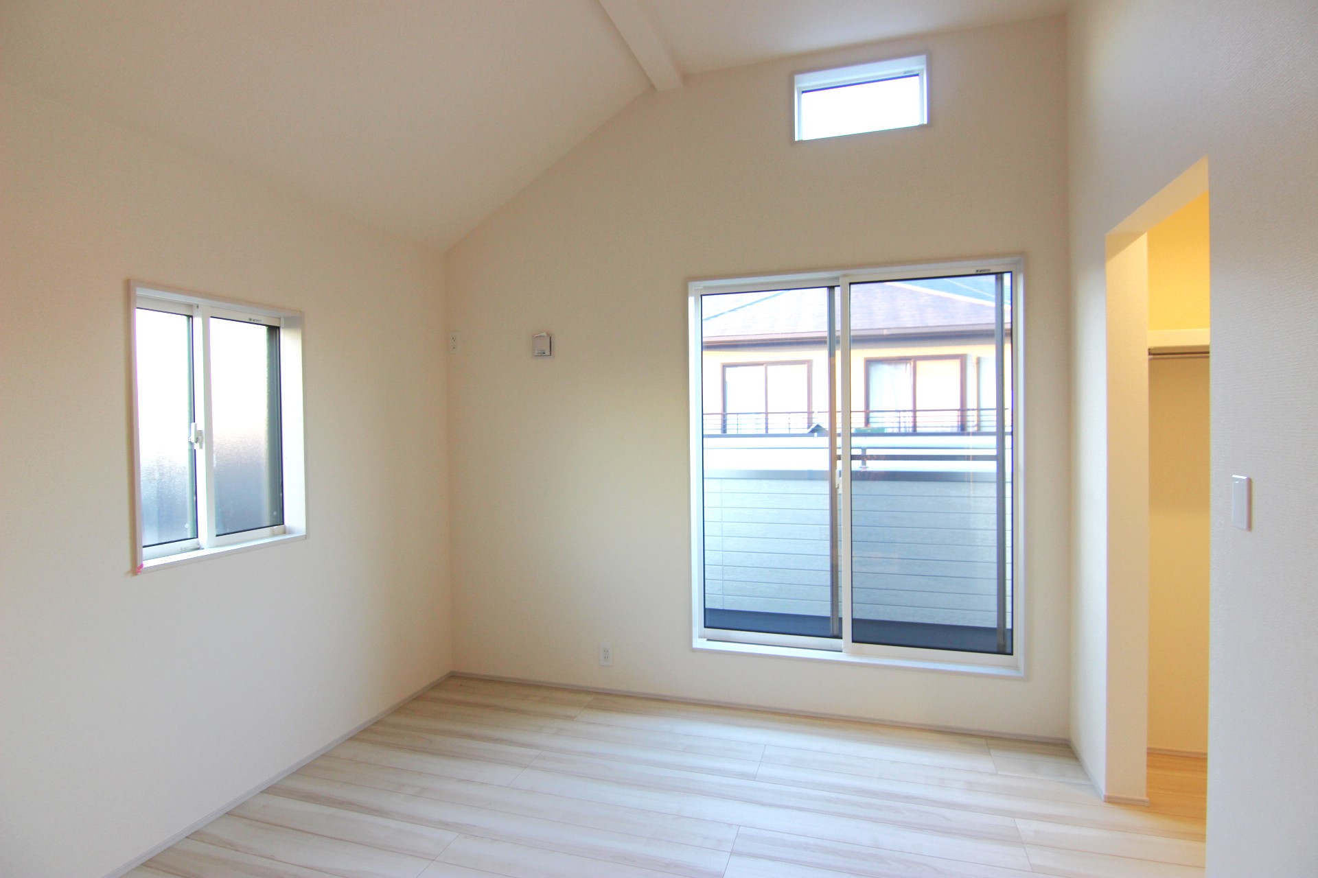 【1号棟:洋室6.12帖】　天井が高い勾配天井で、開放感ある空間。 採光窓で、お部屋をさらに明るく照らします。WICは照明+ハンガーパイプ+枕棚付き。