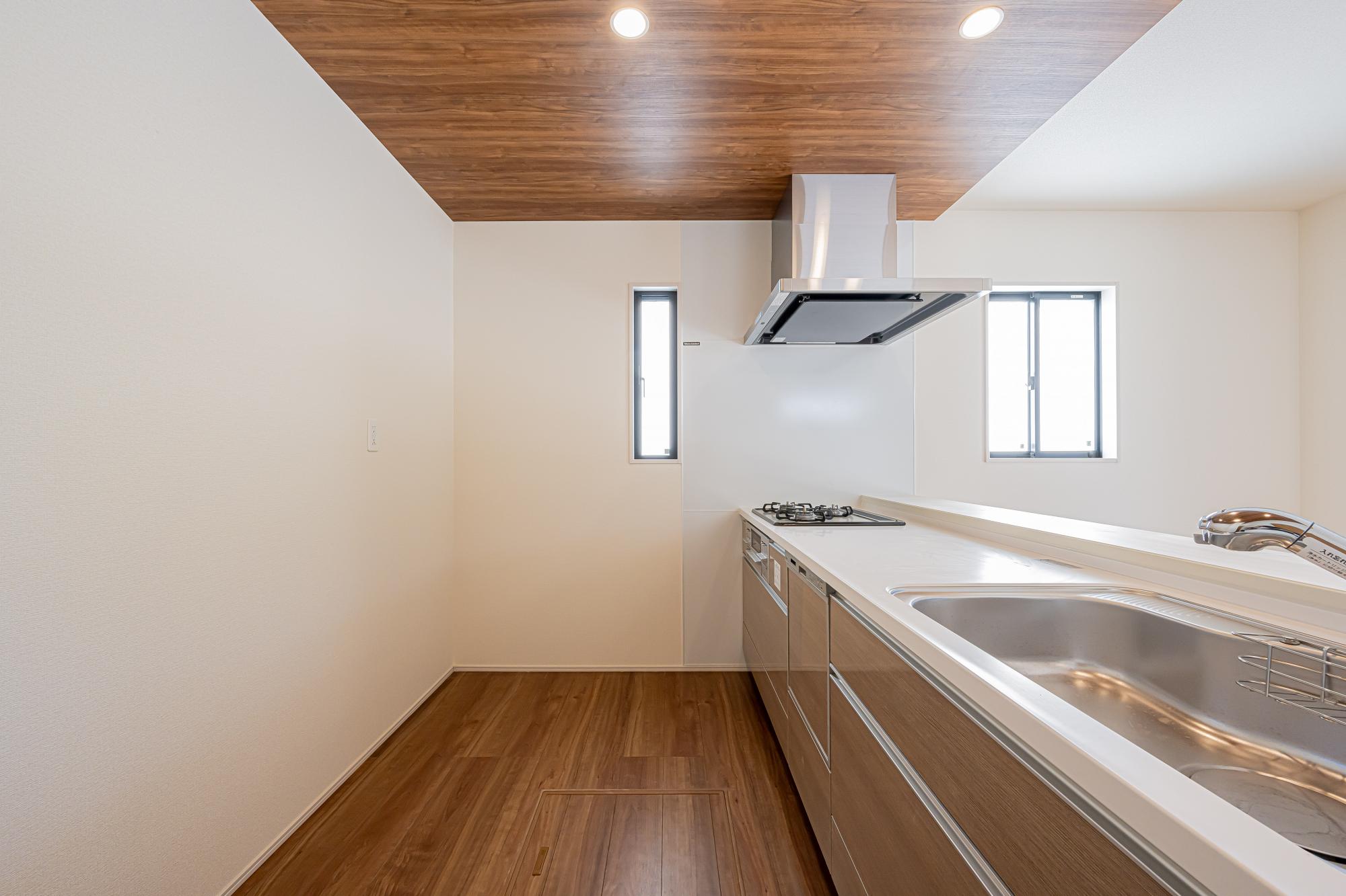 1号棟　キッチン　「ビルトイン食洗器」付システムキッチン。
人造大理石システムキッチン(天板)
外の光と空気が入るキッチンの小窓	