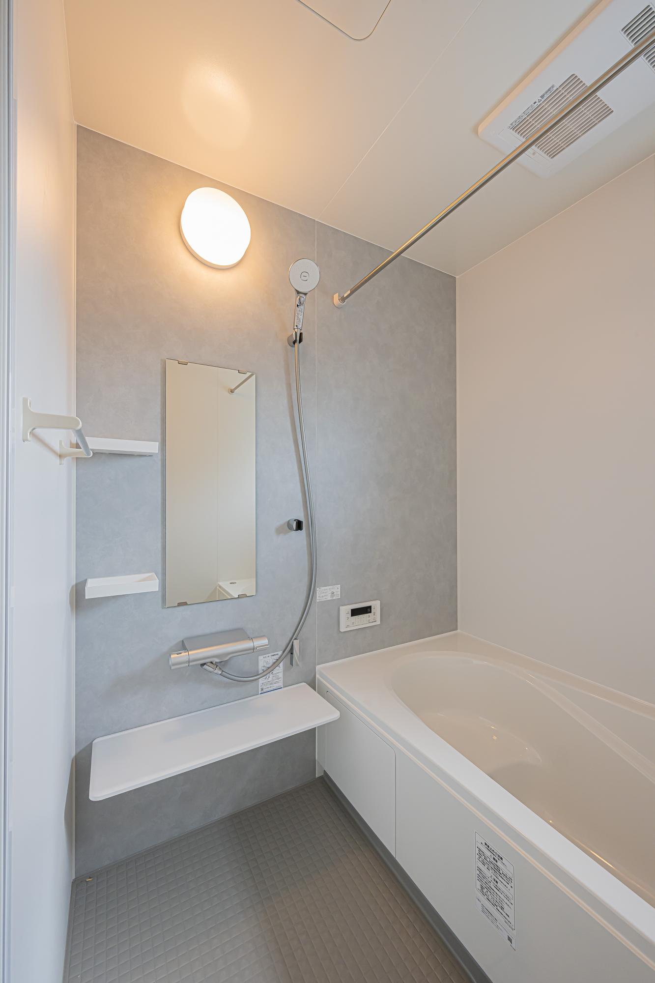 1号棟　浴室　 白を基調とした明るい浴室。寒い日のお風呂や雨の日のお洗濯に便利な浴室乾燥機付。