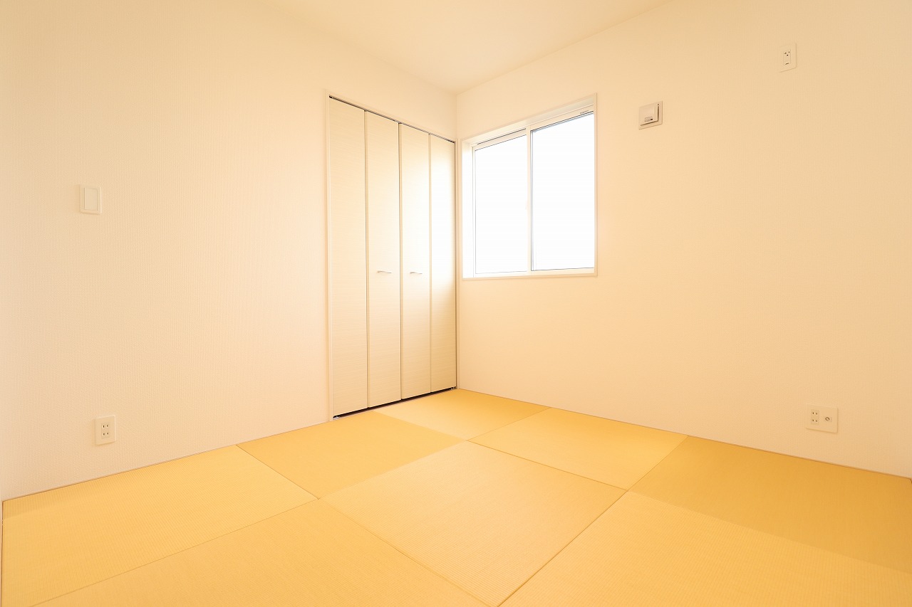 【3号棟/和室(4.5帖)】　2面採光で明るい和室です。縁なし畳を採用し、床がすっきりと見え、お洒落な印象に◎収納が備わっており、寝具や季節家電などを保管するのに便利です。