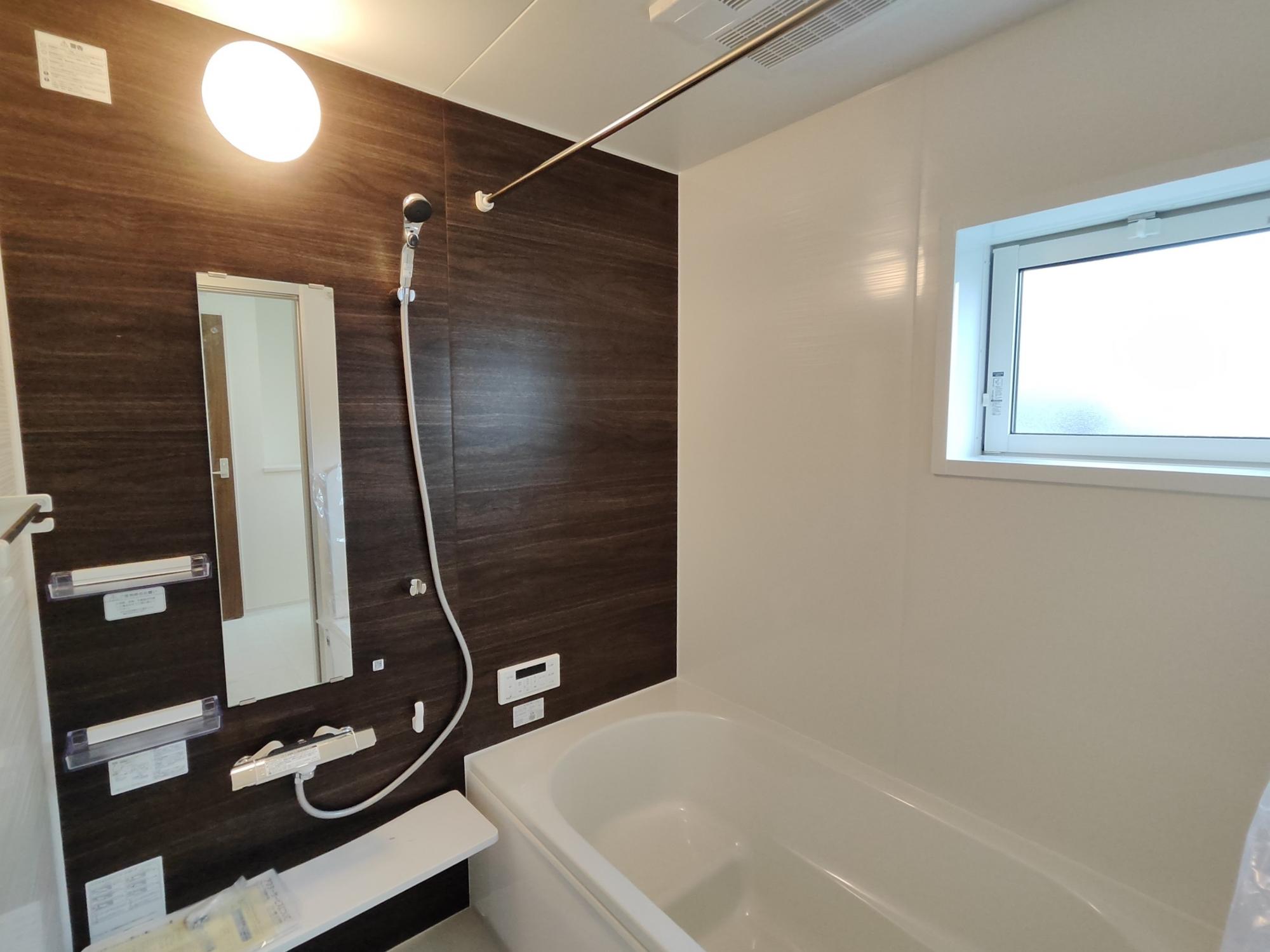 【1号棟】　アクセントクロス採用した浴室はオシャレで、一日の疲れが癒される空間に。高断熱浴槽を採用し、4時間たっても湯温低下は2.5℃以下なので光熱費の節約にもなります。