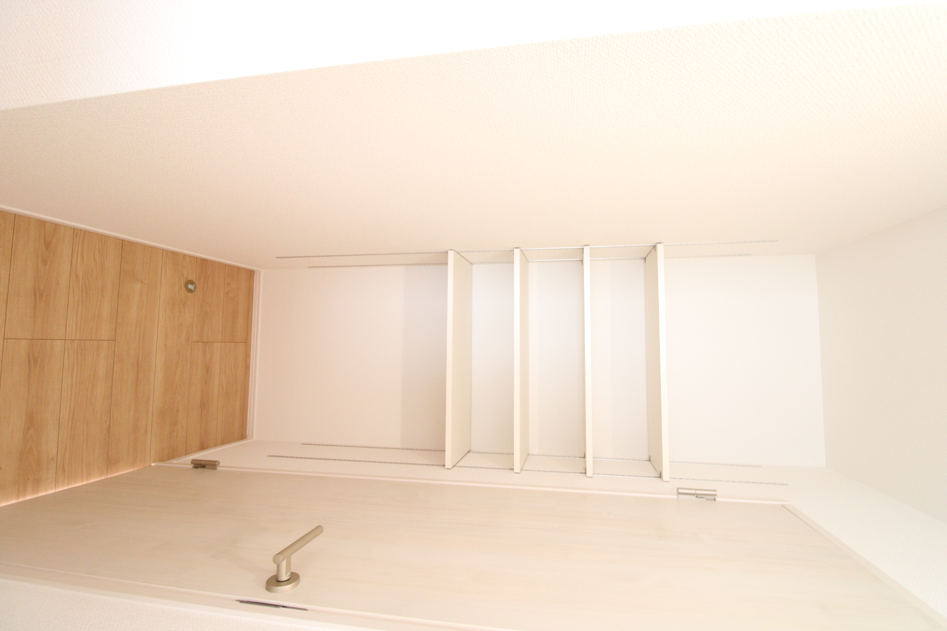 2階廊下可動棚　本来はデッドスペースとなってしまう場所に可動棚を採用することで、室内がスッキリ片付きます。可動棚で自由な高さに調整可能です。
