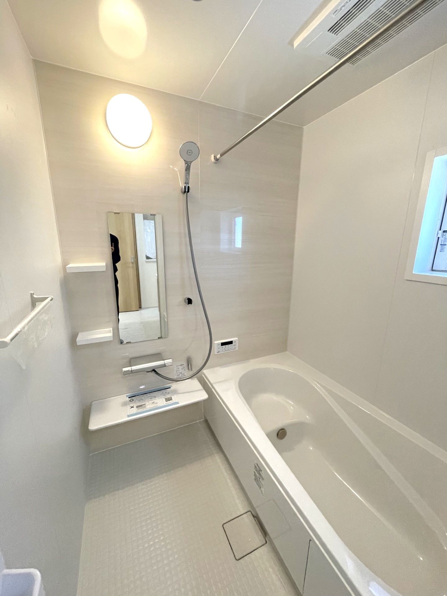 【2号棟浴室】　白を基調とした、優しく淡い木目調の指し色がおしゃれな、明るい浴室。浴室暖房換気乾燥機付で冬は温かく、雨の日のお洗濯も安心。浴槽は温かさが続くサーモバスS構造。