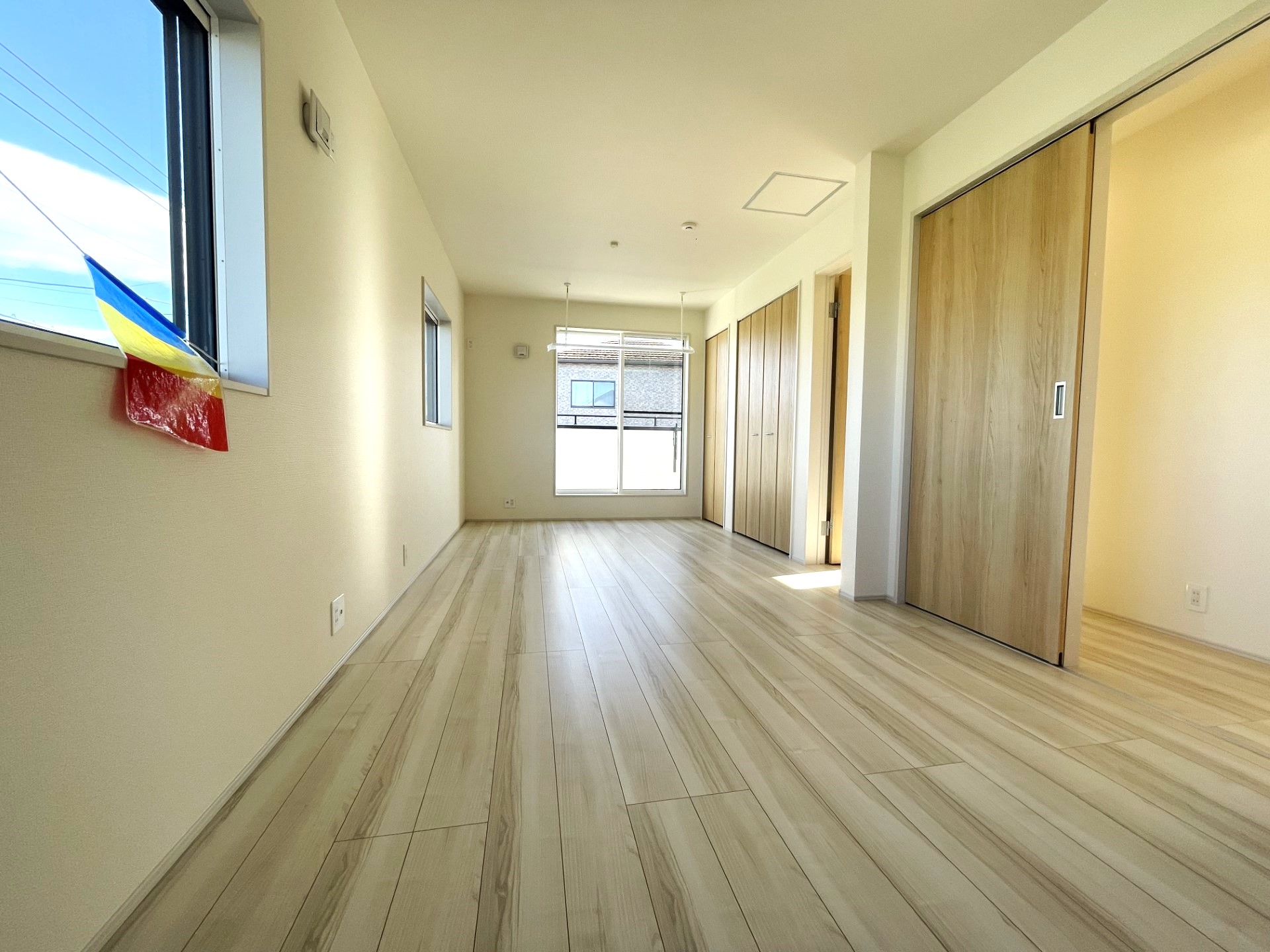【2号棟主寝室10.5帖】　3面採光で白の木目の明るい室内。収納×2・室内物干し付き。家族構成に合わせて部屋を分割可能な可変型プラン採用!※壁の設置は別途有料になります