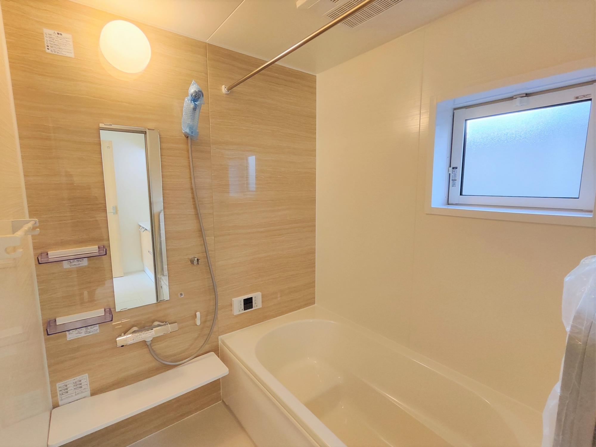 浴室　アクセントクロス採用した浴室はオシャレで、一日の疲れが癒される空間に。高断熱浴槽を採用し、4時間たっても湯温低下は2.5℃以下なので光熱費の節約にもなります。