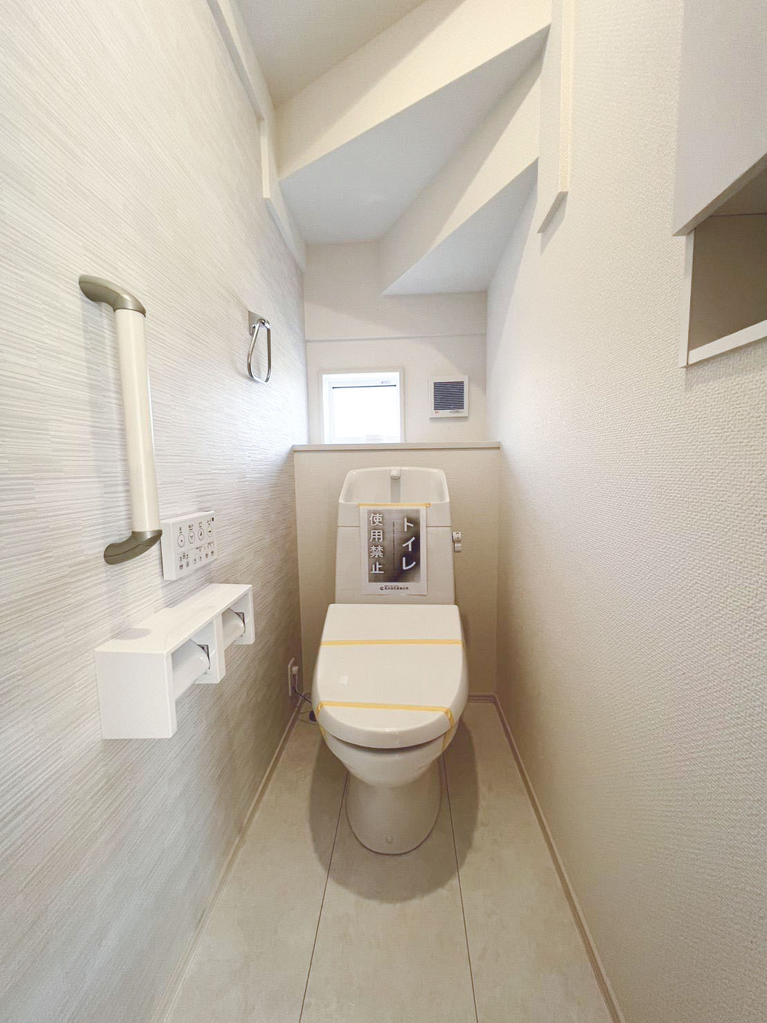 【1階トイレ】手洗いしやすい形状のタンク。トイレにもアクセントクロスを採用しています♪