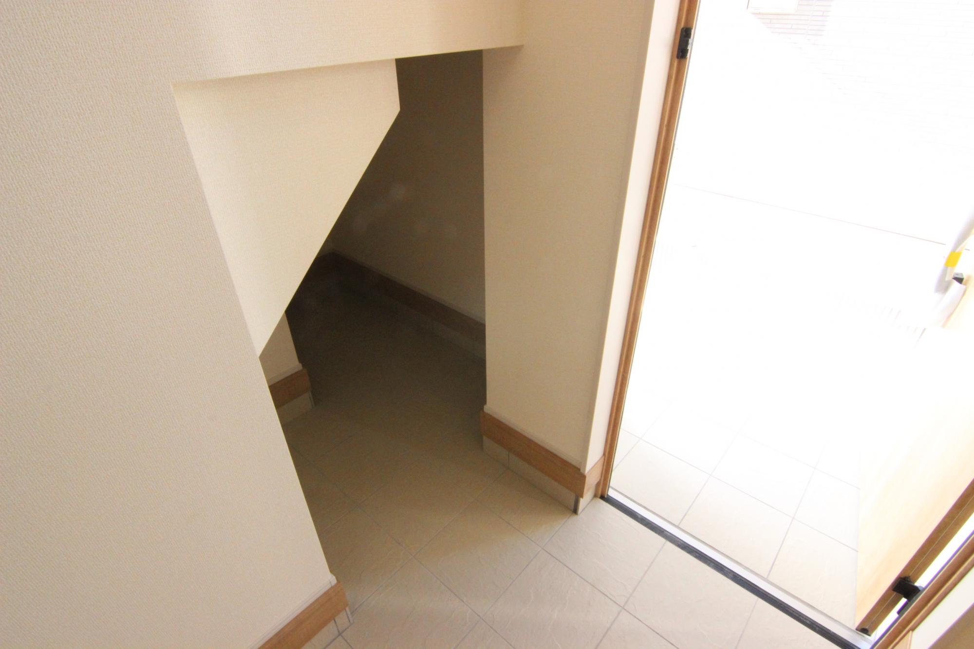【玄関収納部分(2号棟)】階段下を活用して物置スペースを確保しました。　