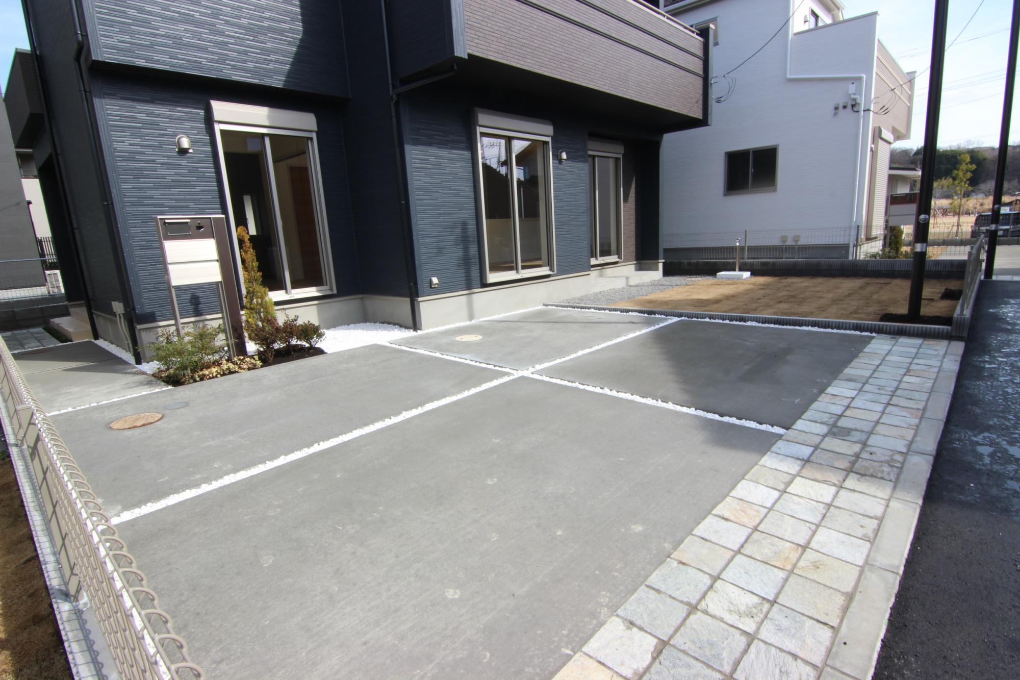 【カースペース+庭　3号棟】並列駐車2台可能です!!お庭も確保しており、開放感がございます。　