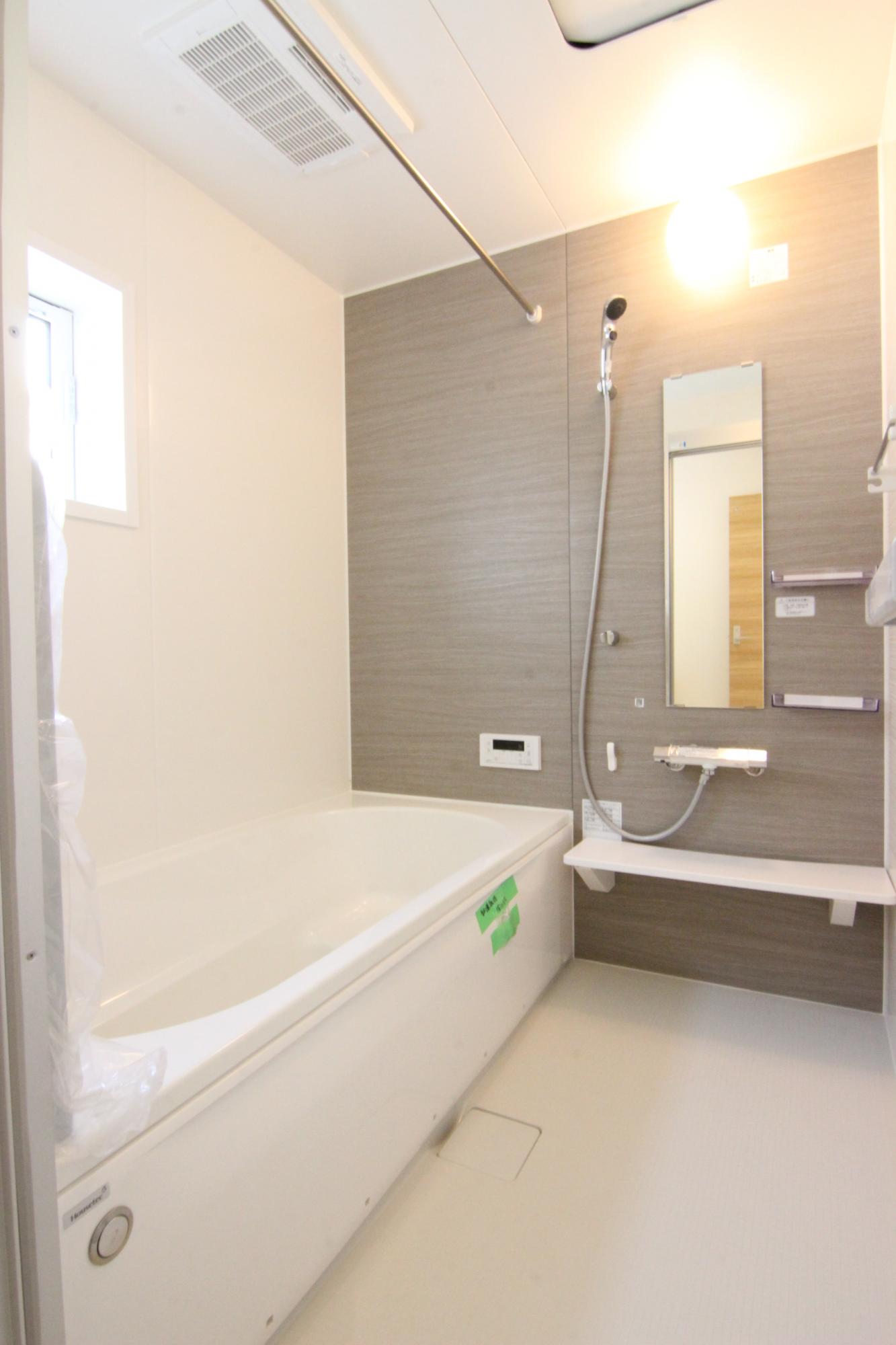 【浴室　3号棟】浴室は暖房換気乾燥機付きの為、洗濯物を干すことも可能です。　
