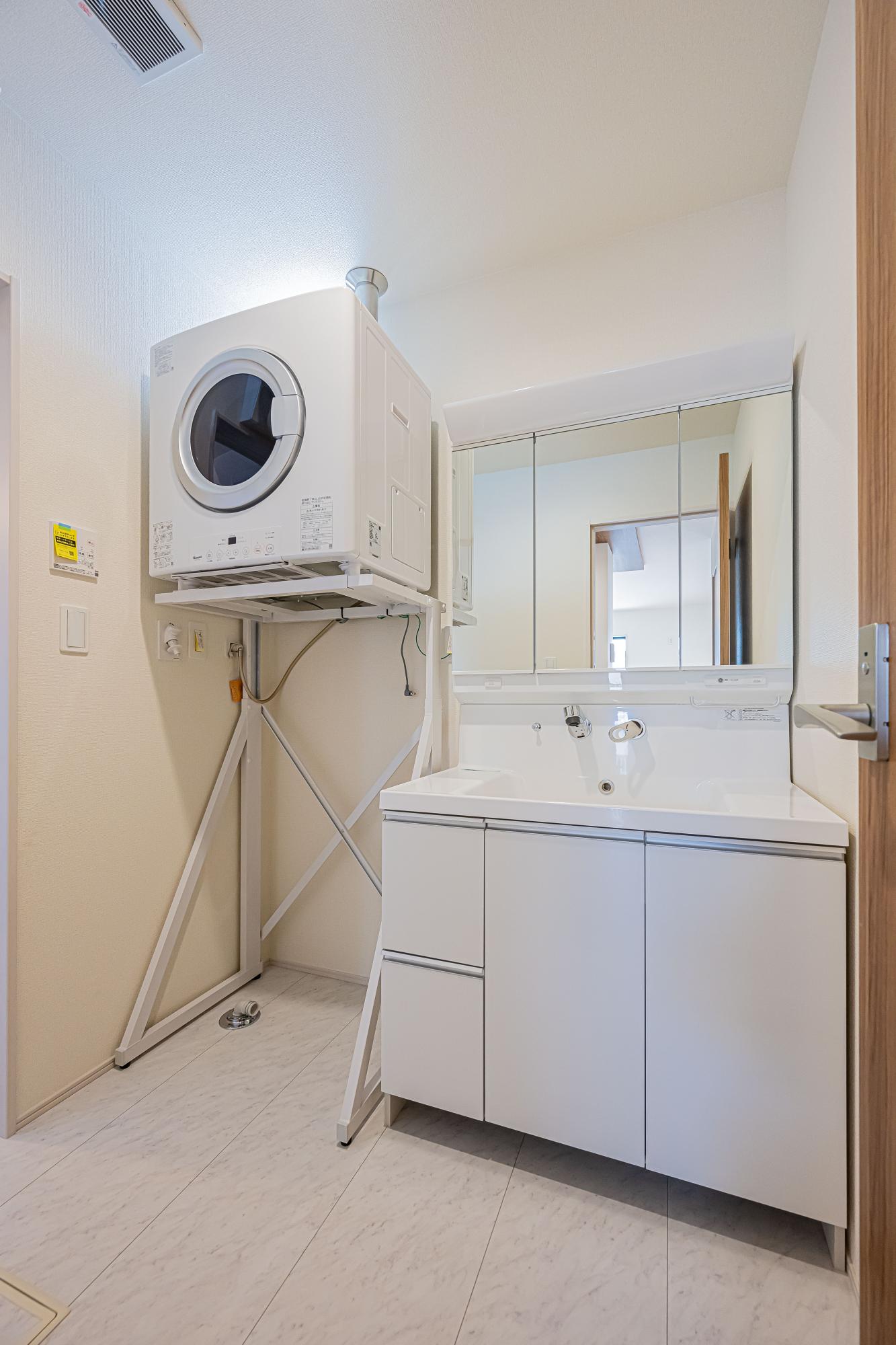 2号棟　洗面スペース　東栄住宅のガス乾燥機は、リース設置ではないので、毎月のガス料金にガス乾燥機の代金が上乗せされることはありません。