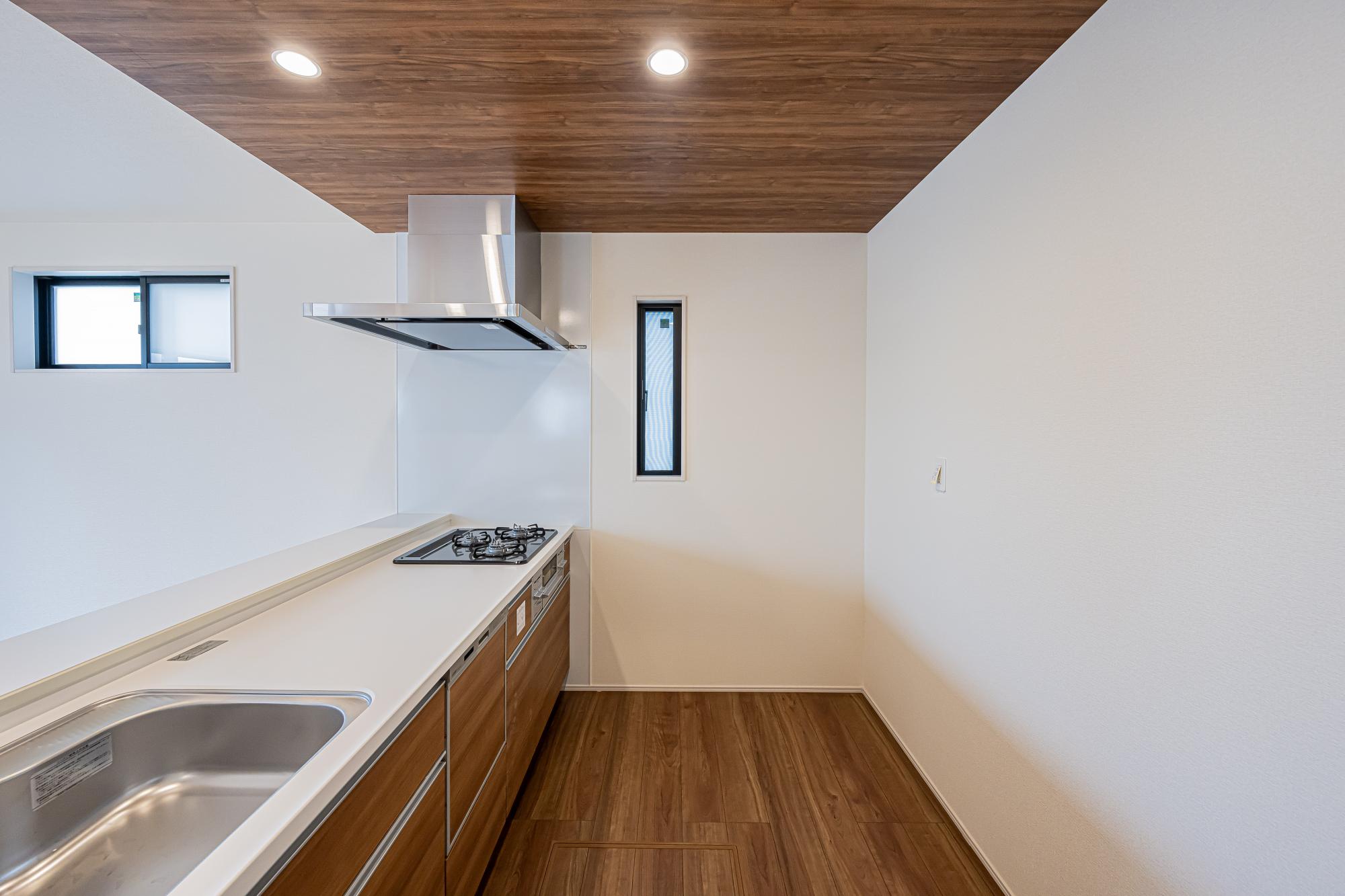 2号棟　キッチン
　「ビルトイン食洗器」付システムキッチン。
人造大理石システムキッチン(天板)
外の光と空気が入るキッチンの小窓	