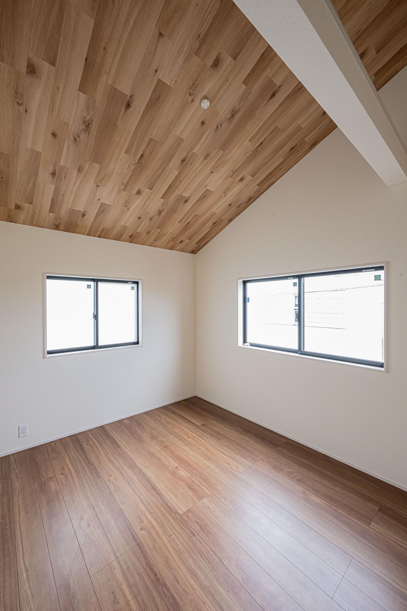 2号棟　洋室6.0帖　勾配天井
　天井を勾配天井にする最大のメリットは、開放感を得られることです
