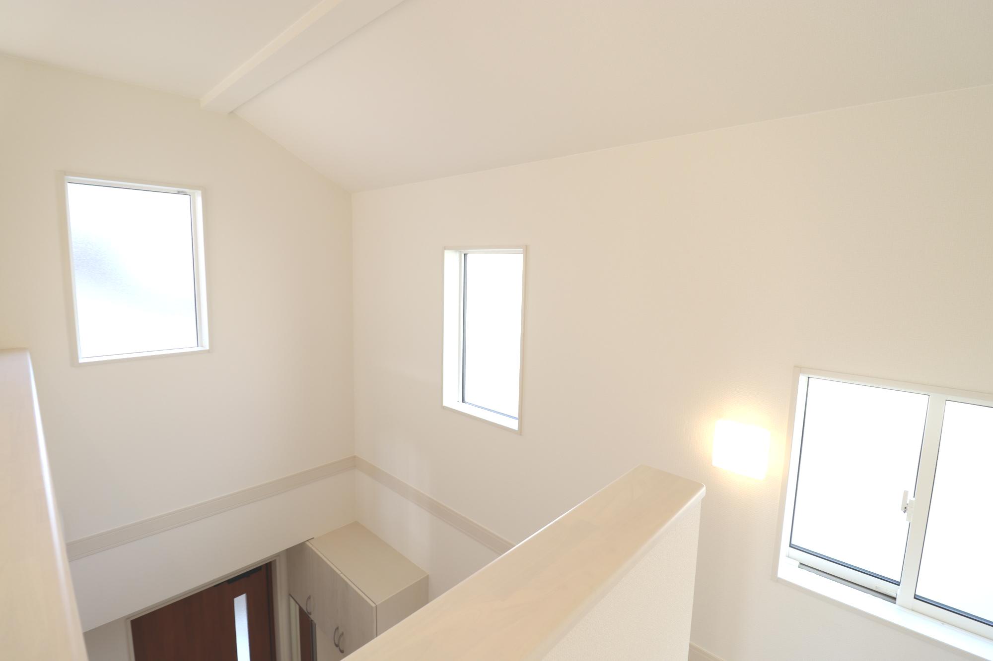 階段　玄関吹き抜けの上部には、採光用の窓が複数あるため、非常に明るい空間です。