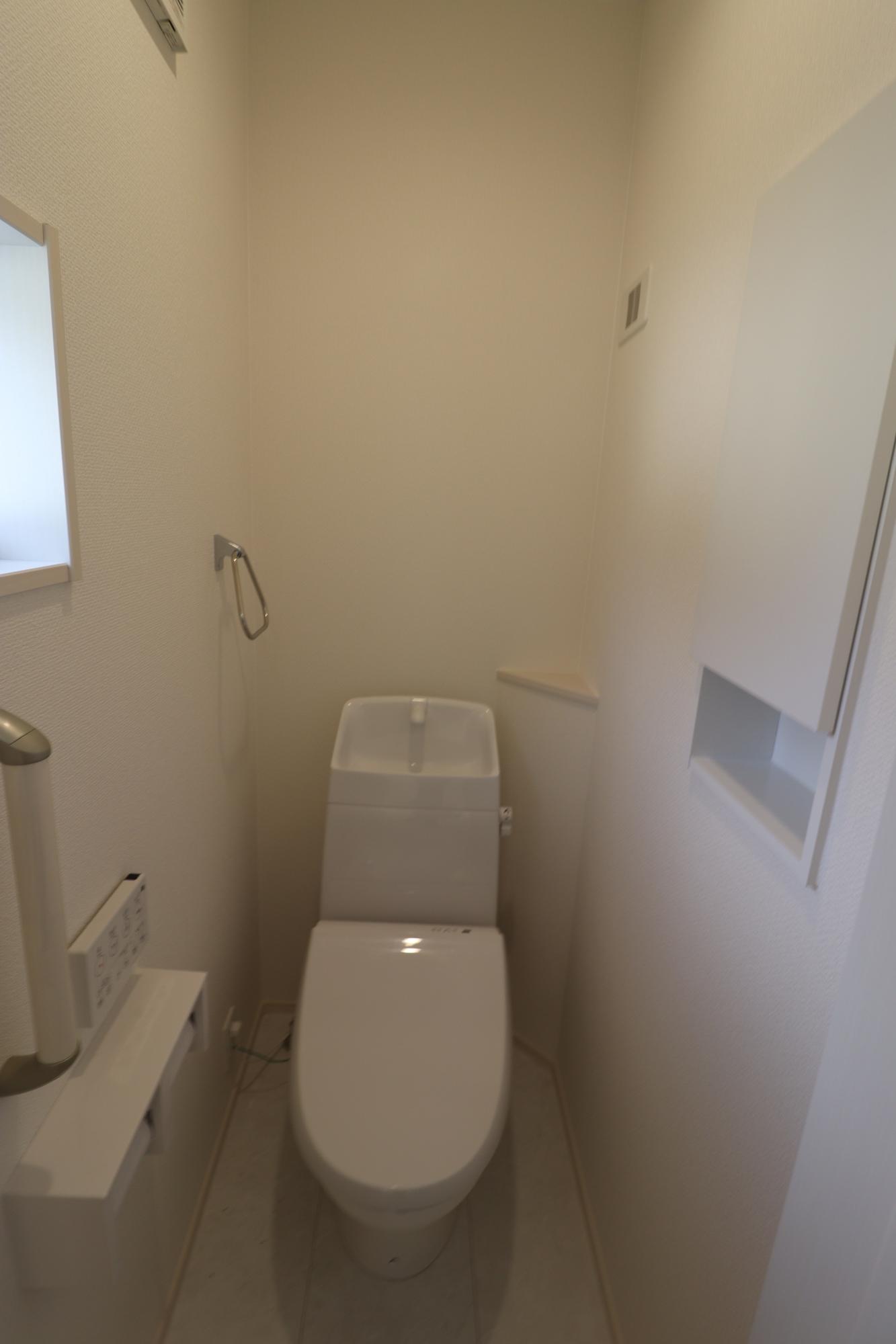 2階トイレ　1階だけでなく、2階のトイレにも壁収納や後ろの小さな棚があるのは便利そうですね。