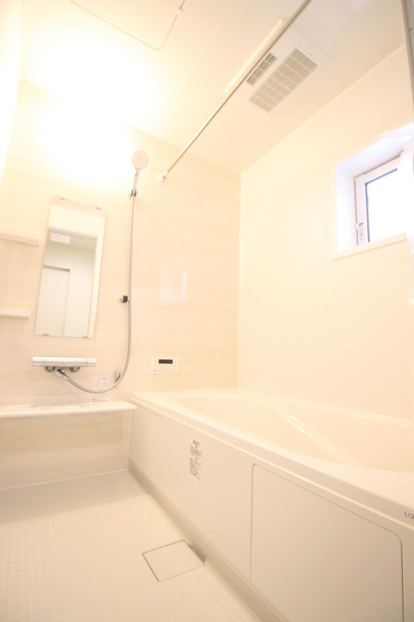 3号棟　浴室　白を基調とした明るい浴室!寒い日のお風呂や雨の日のお洗濯に便利な浴室乾燥機付!
