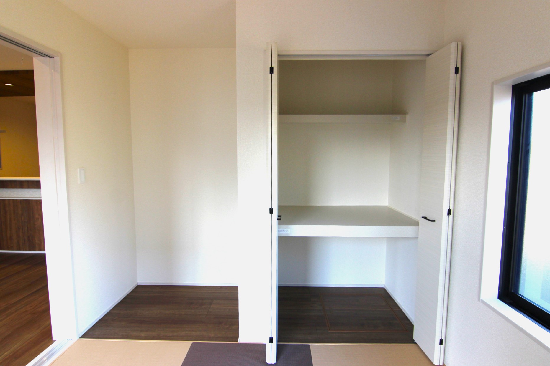 【2号棟和室内・床の間と収納】　おしゃれなディスプレイスペースにも、収納棚を置くにも適している床の間と、お布団が入るワイドサイズの収納。