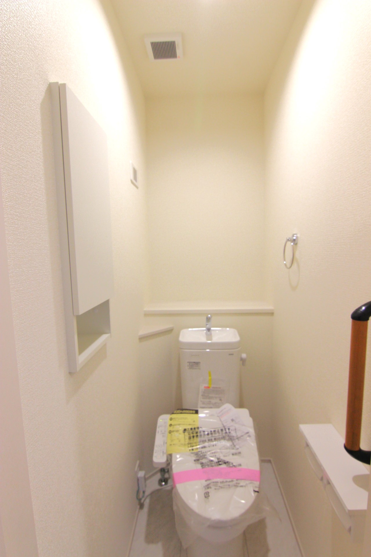 【2号棟2Fトイレ】　多機能ウォシュレット・手摺り・壁面収納・背面カウンター付き。※トイレは全棟・各階、同仕様です