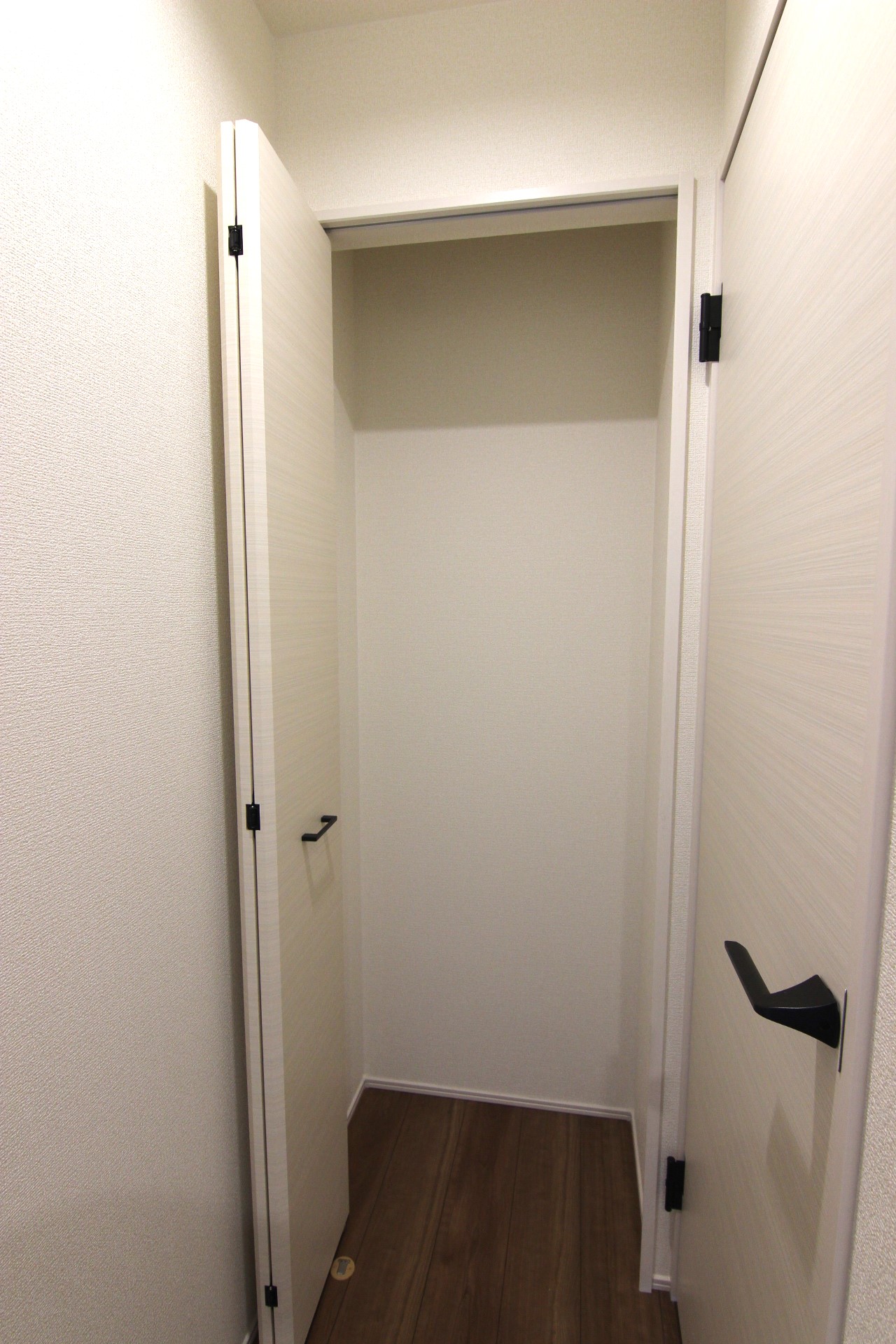 【2号棟:廊下内収納】　廊下にも扉付き収納スペースが。