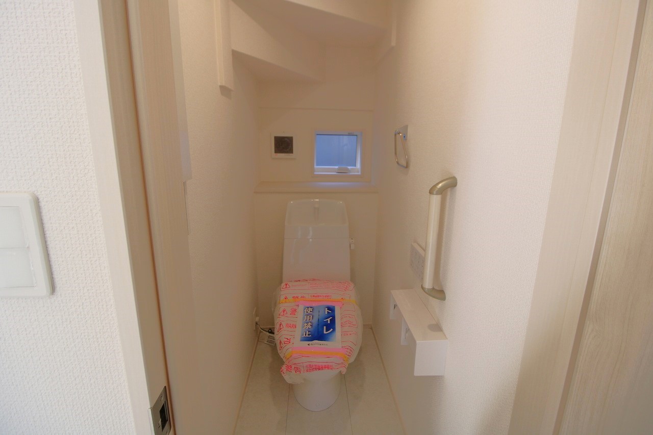 【トイレ】　1階と2階それぞれにトイレを設置。多忙な朝でも家族でトイレの取り合いはないでしょう。