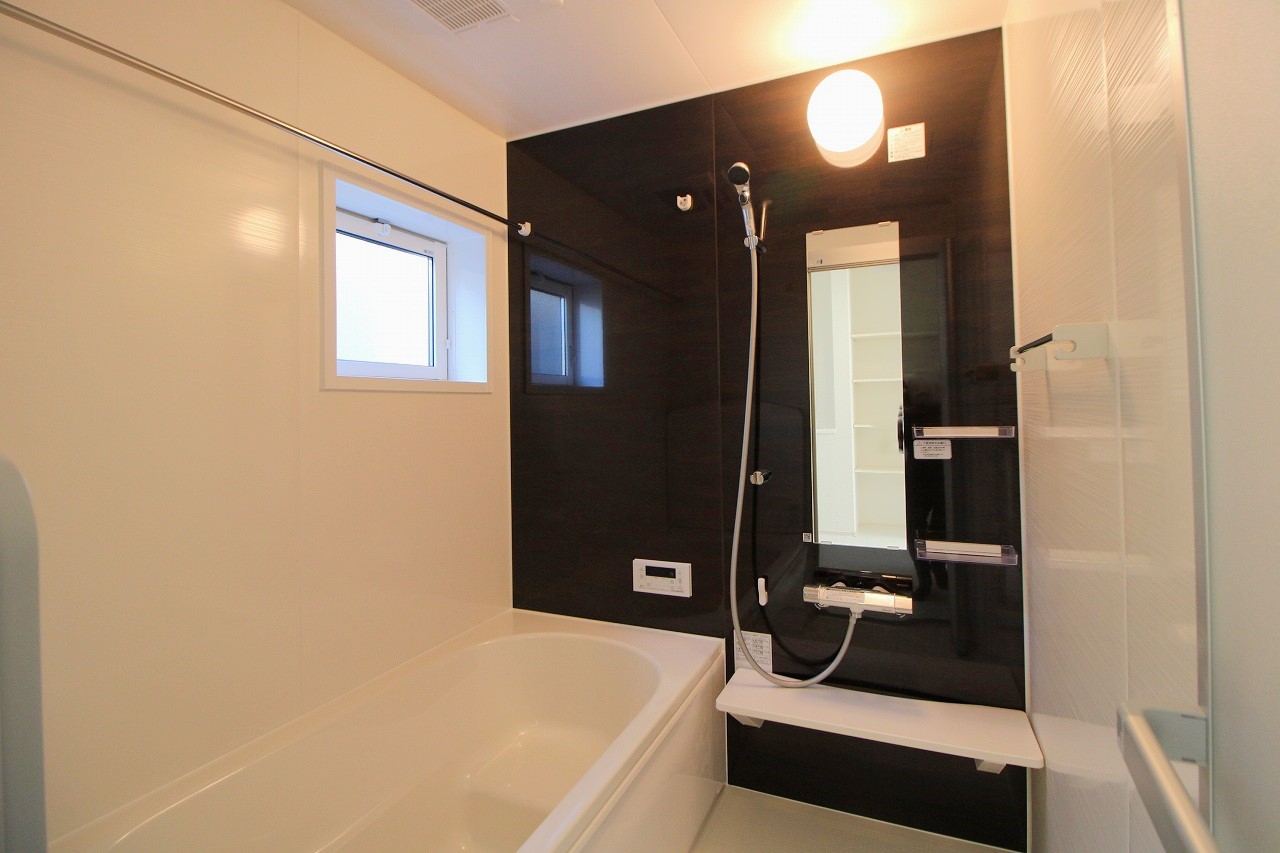 【浴室】　浴室乾燥機付で空気が籠らないシステムバス。1坪の広さを設けた浴室でゆっくり足をのばして優雅なバスタイムを。