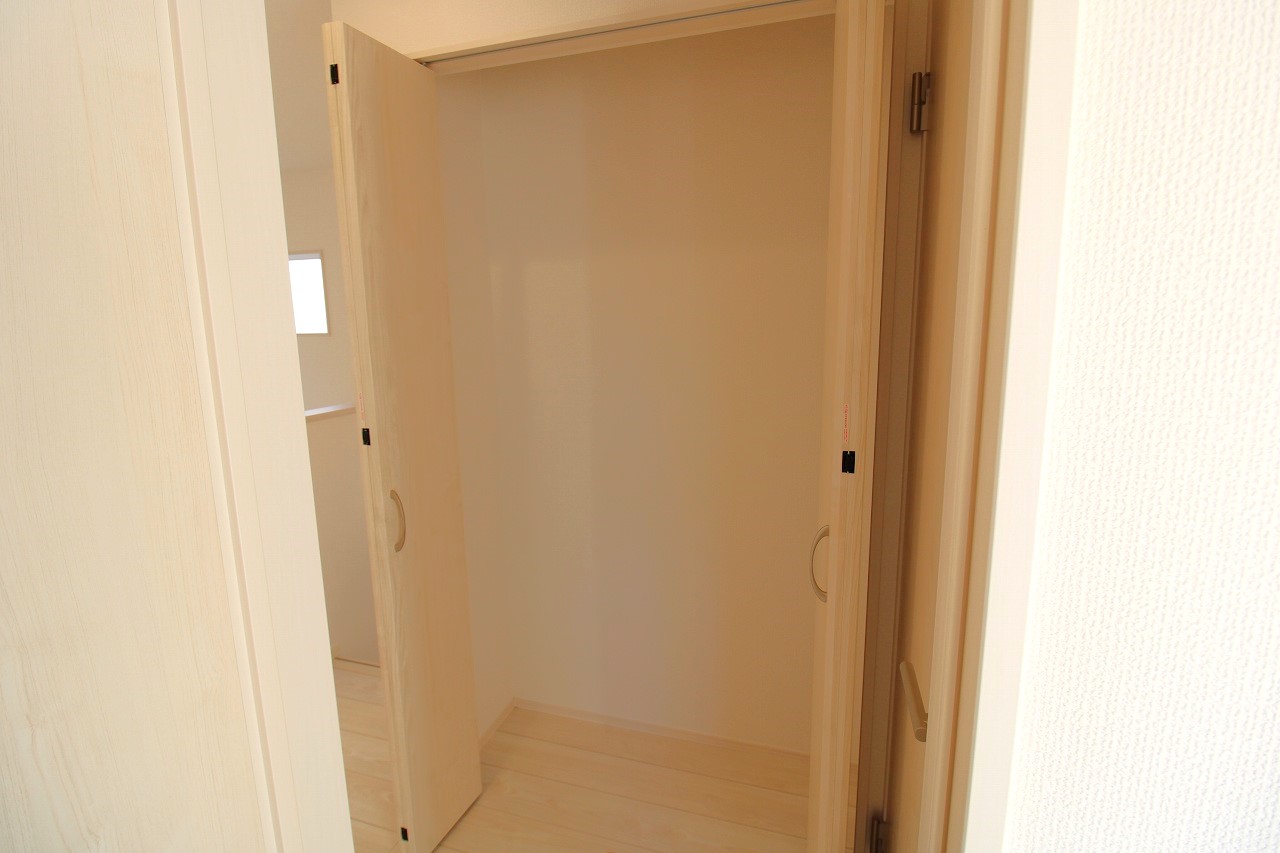 【2階廊下収納】　収納内に棚を設置すれば、デッドスペースなく収納することが可能。