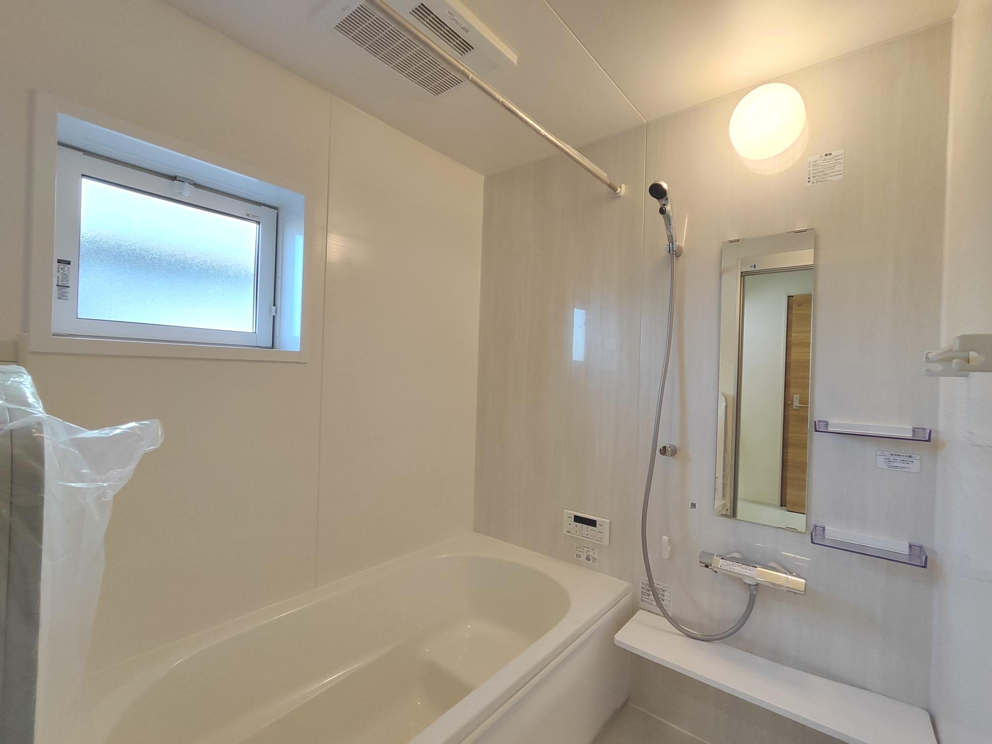 【2号棟】　アクセントクロス採用した浴室はオシャレで、一日の疲れが癒される空間に。高断熱浴槽を採用し、4時間たっても湯温低下は2.5℃以下なので光熱費の節約にもなります。