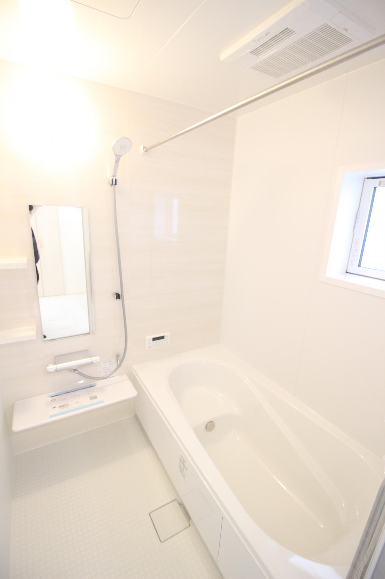 1号棟　浴室　　白を基調とした明るい浴室!寒い日のお風呂や雨の日のお洗濯に便利な浴室乾燥機付!