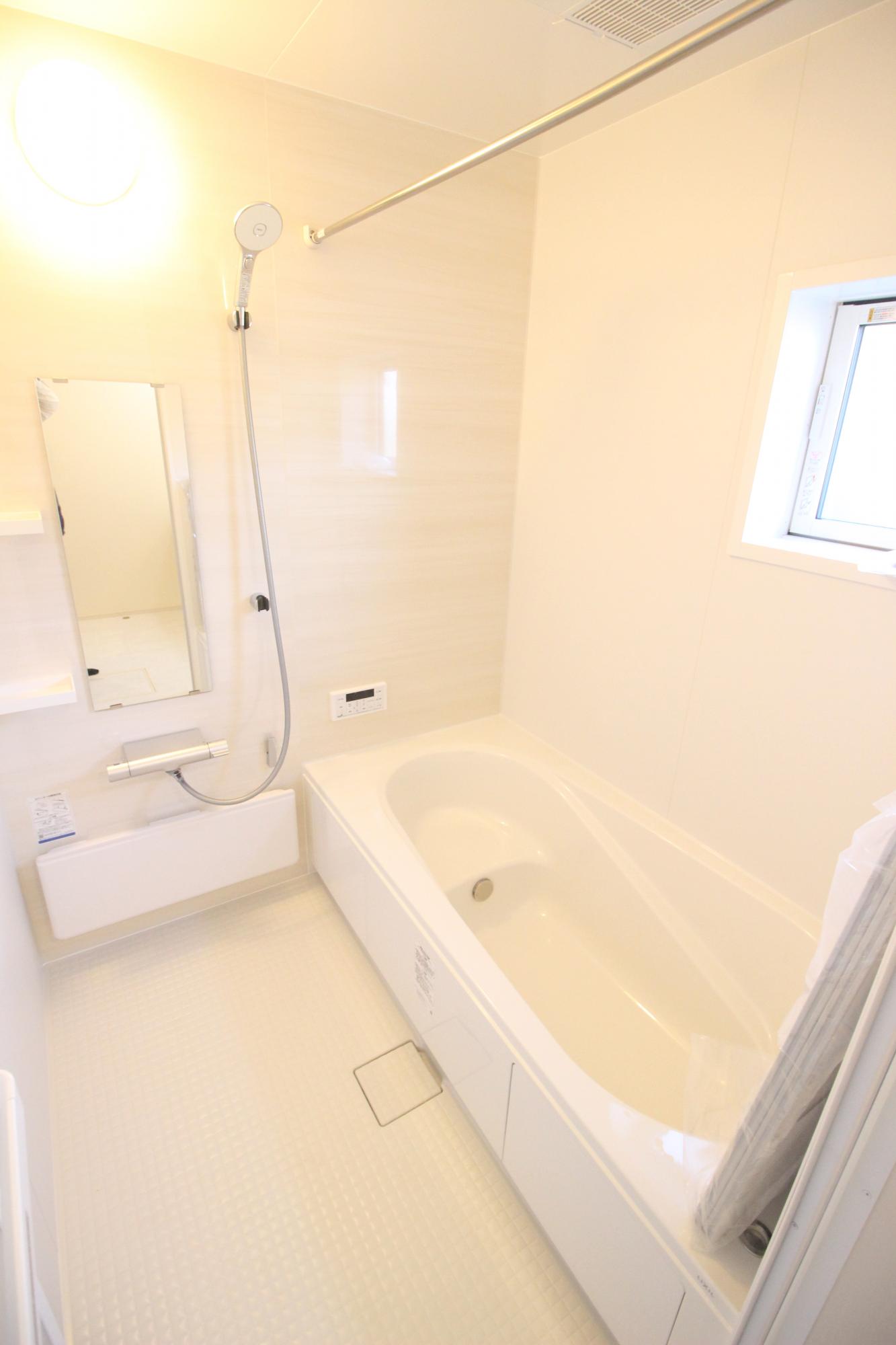 2号棟　浴室　　白を基調とした明るい浴室!寒い日のお風呂や雨の日のお洗濯に便利な浴室乾燥機付!