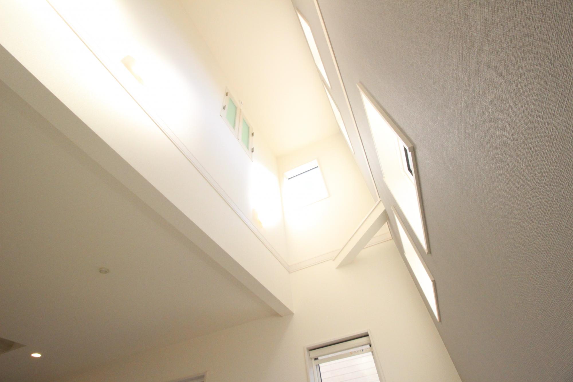 5号棟　吹抜天井　リビングには明るく開放的な吹抜天井