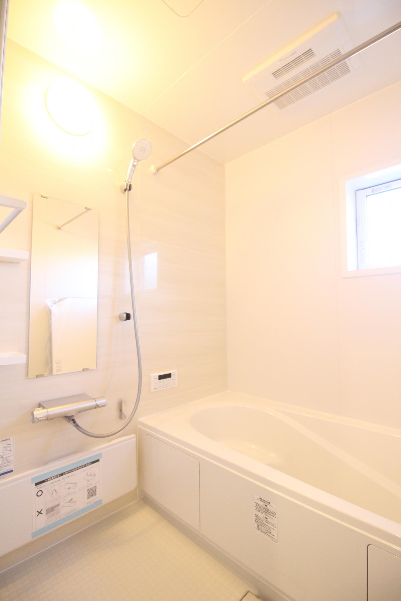 5号棟　浴室　　白を基調とした明るい浴室!寒い日のお風呂や雨の日のお洗濯に便利な浴室乾燥機付!