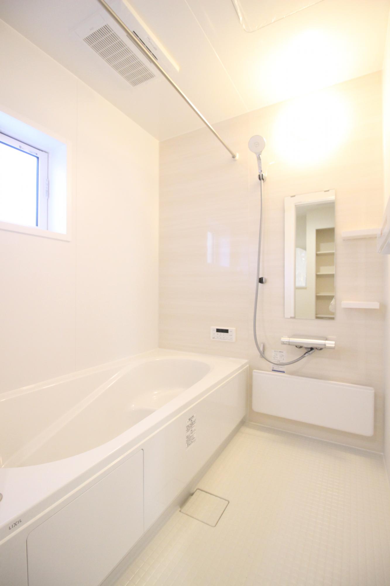 3号棟　浴室　白を基調とした明るい浴室!寒い日のお風呂や雨の日のお洗濯に便利な浴室乾燥機付!