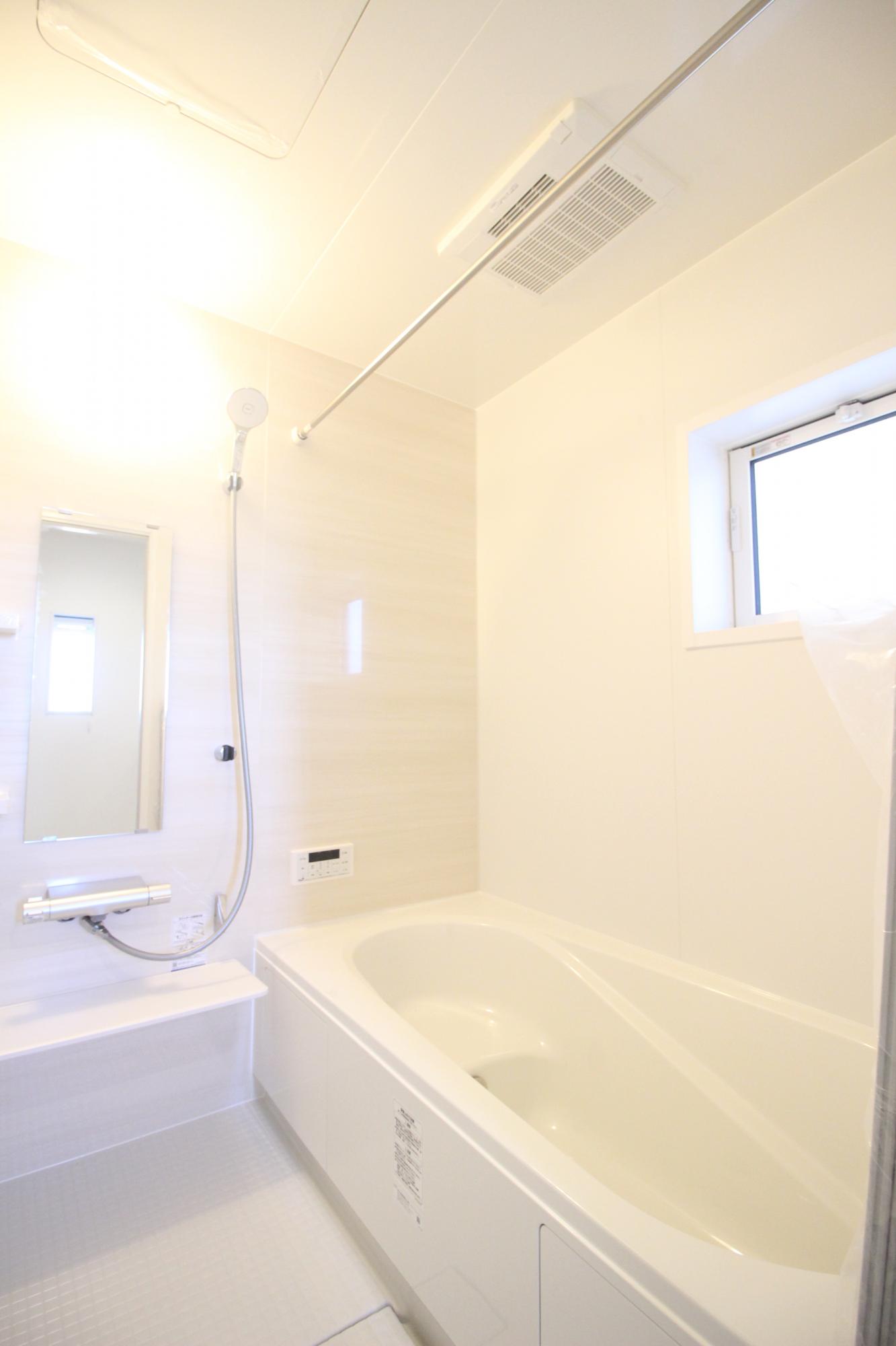 7号棟　浴室　白を基調とした明るい浴室!寒い日のお風呂や雨の日のお洗濯に便利な浴室乾燥機付!