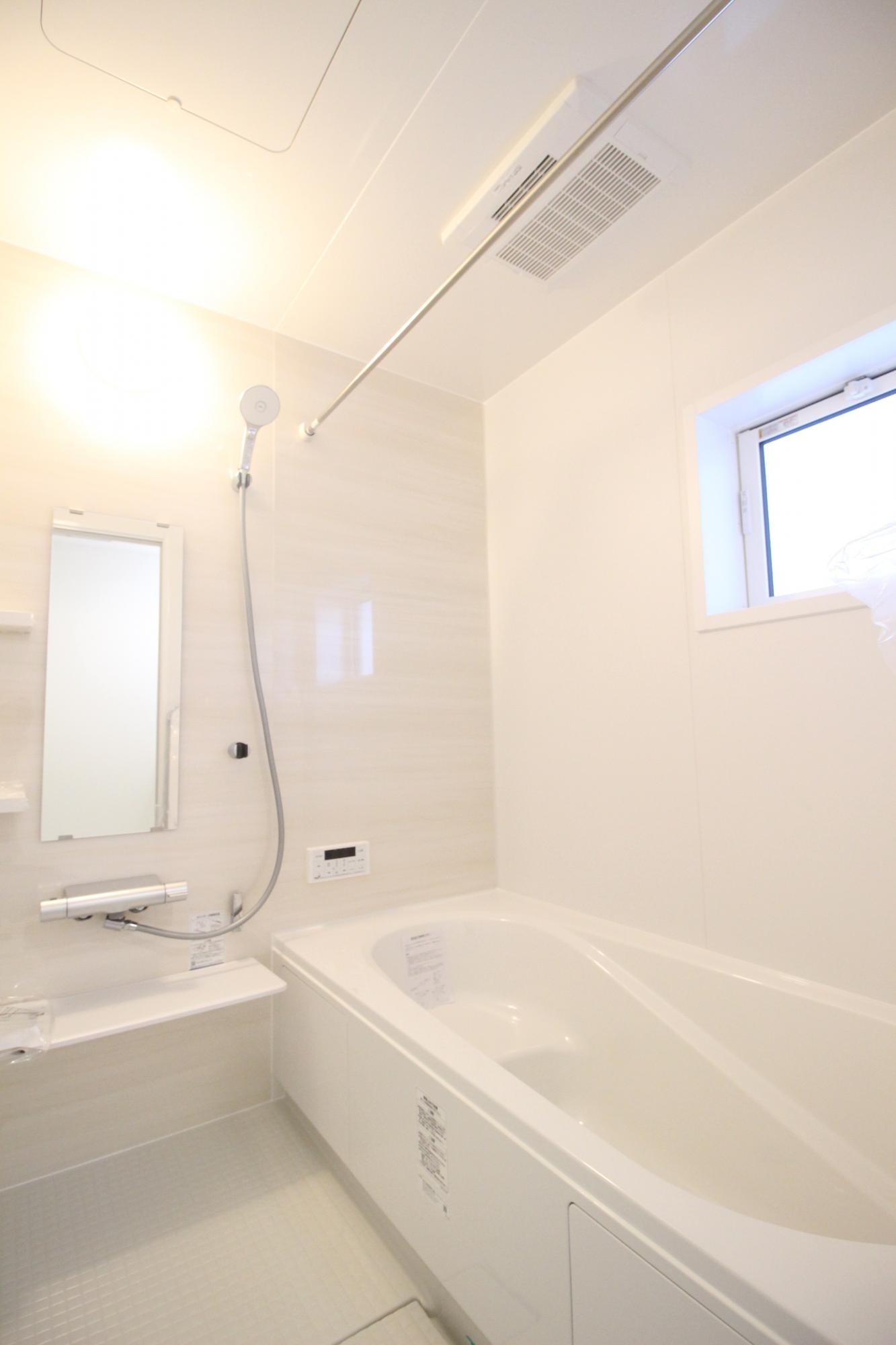 9号棟　浴室　白を基調とした明るい浴室!寒い日のお風呂や雨の日のお洗濯に便利な浴室乾燥機付!