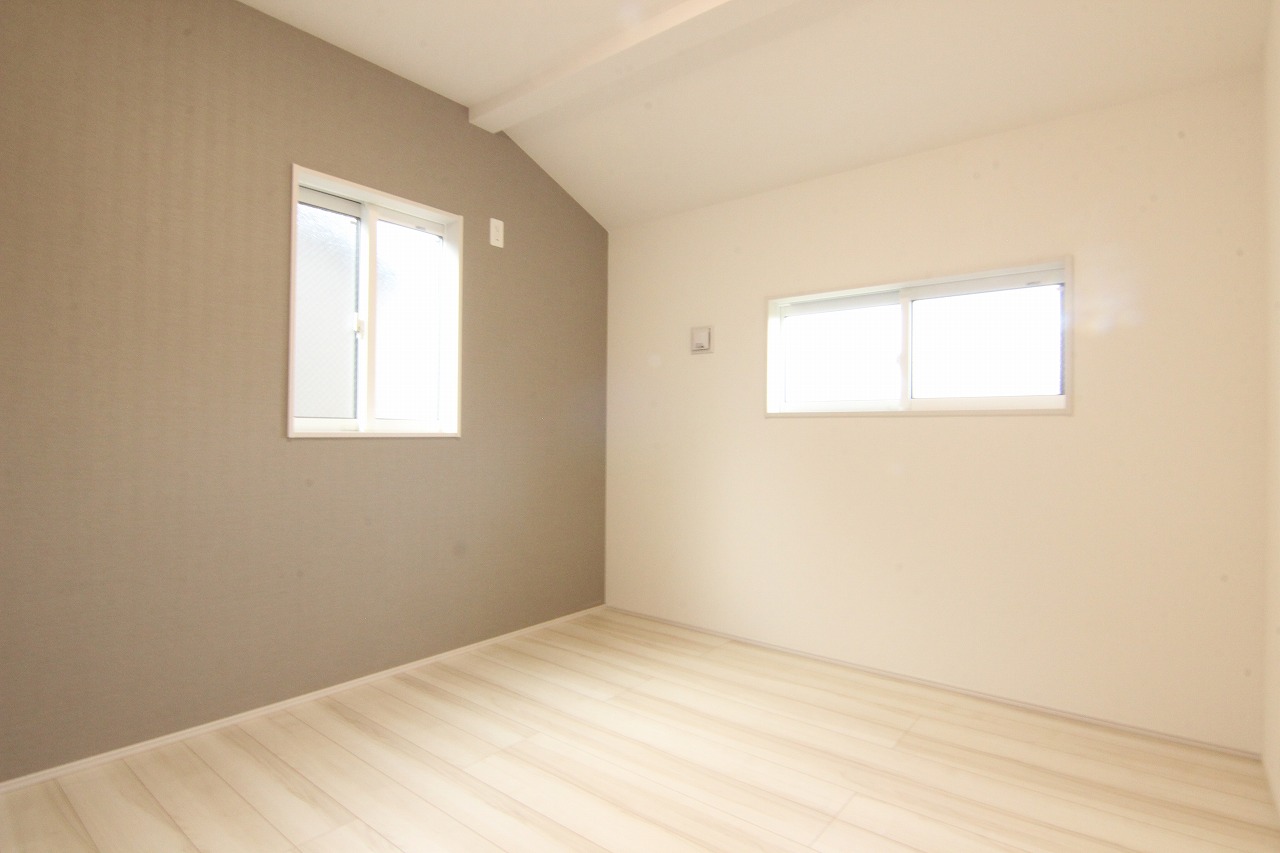 1号棟洋室(4.5帖) 腰高窓を採用しているため壁面が多く、家具を配置しやすいお部屋です。内装は落ち着いたカラーでまとめています。