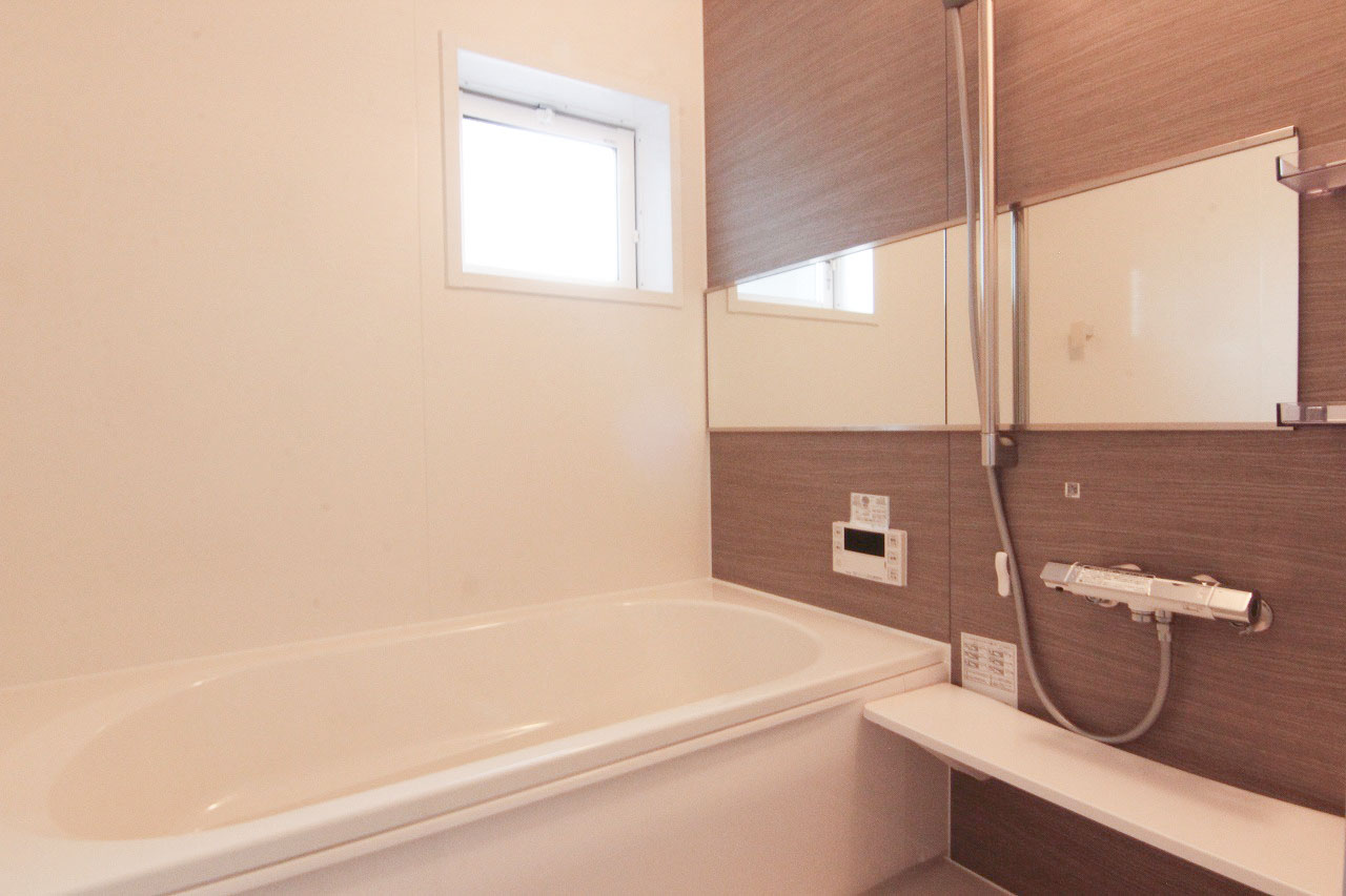 2号棟浴室 ワイドミラーがより広さを感じさせてくれる浴室。窓があり、外気を取り入れながら自然換気が可能。湿気対策としても効果的です。