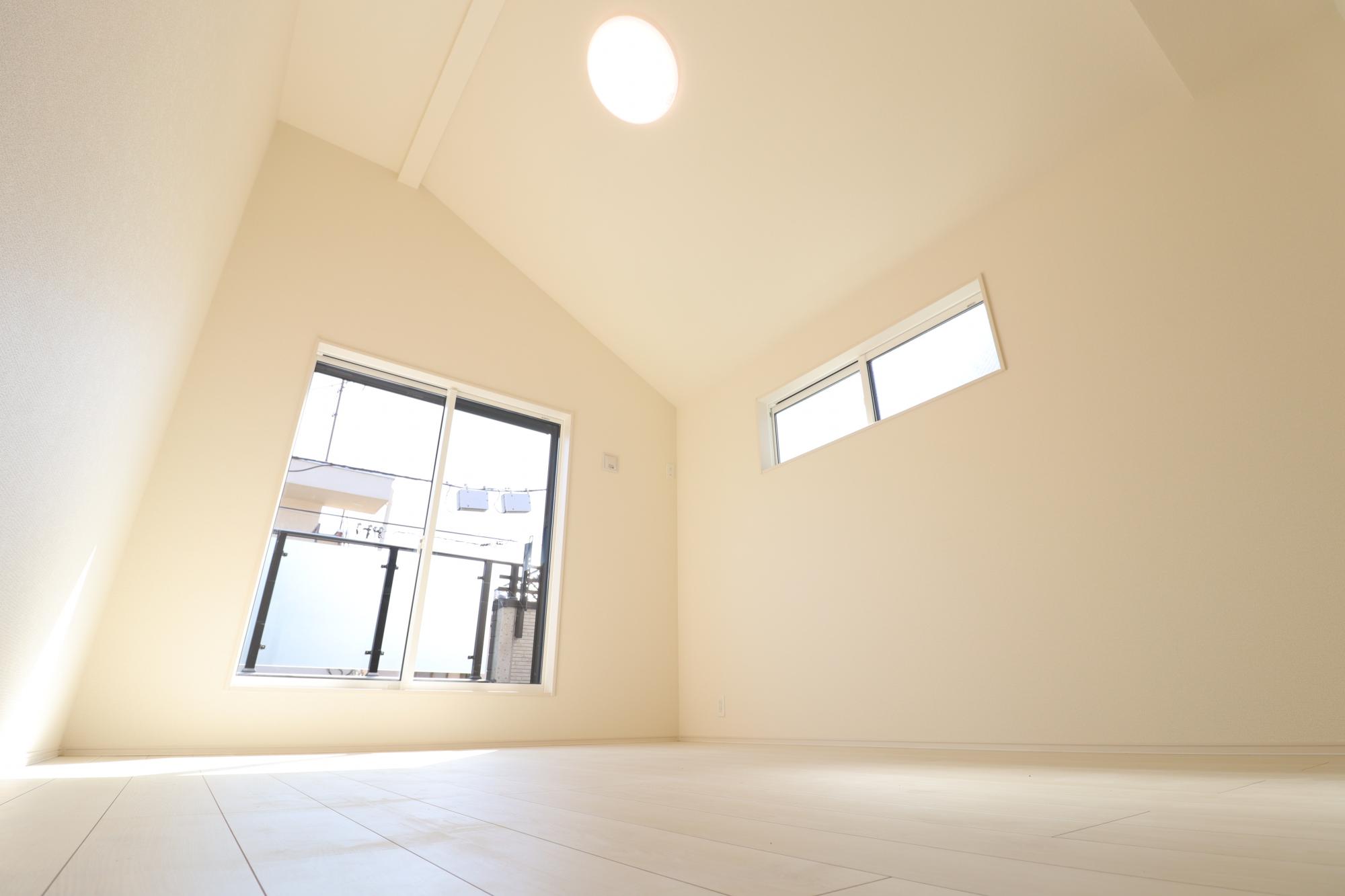 2階7.8帖洋室　一部洋室には広々とした空間を感じることができる「勾配天井」