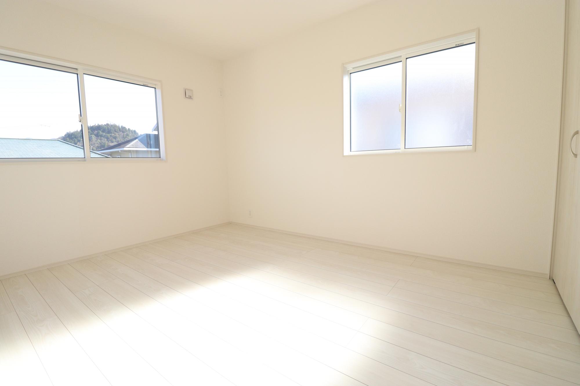 2階洋室(6.0帖)　建具も床も白で統一された明るい仕様です。