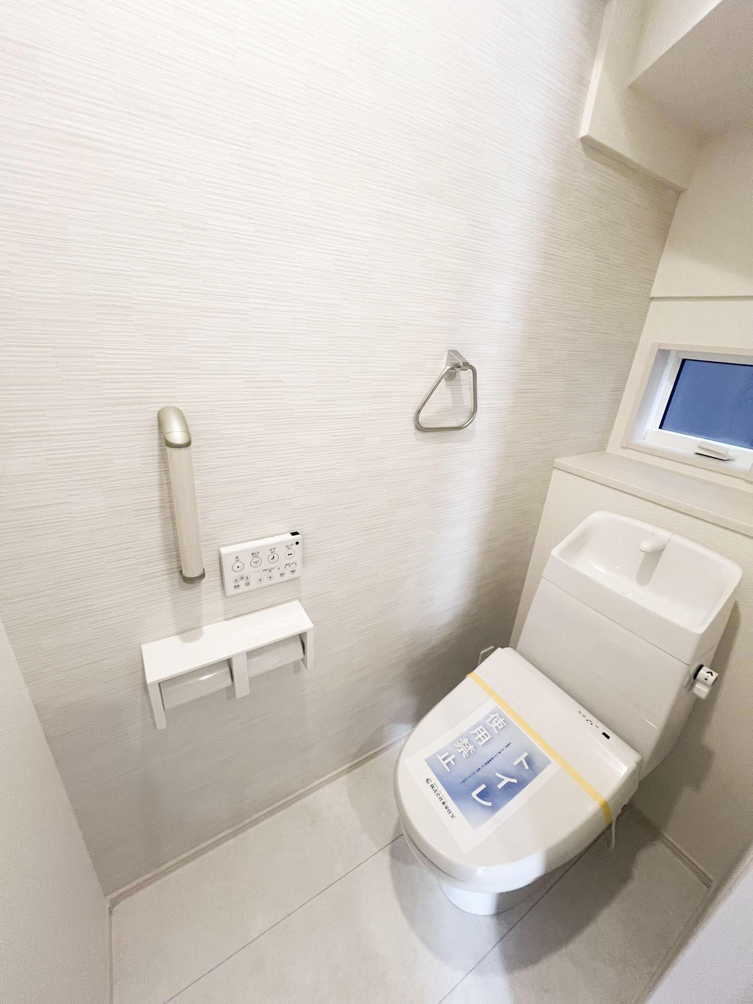 【1号棟1階トイレ】水はねしにくい手洗い器、手すり、カウンタなど設備も充実しています。