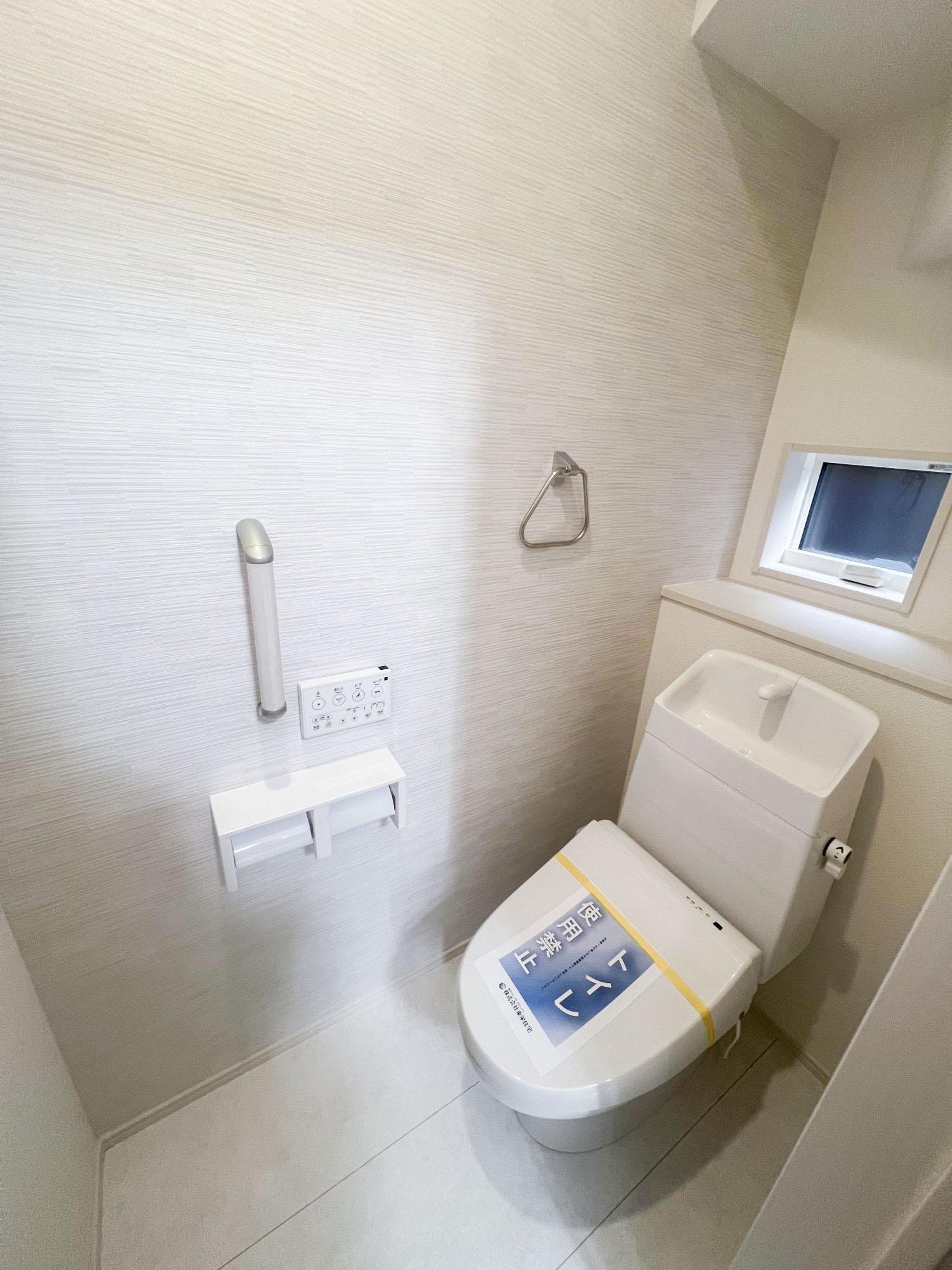 【2号棟1階トイレ】水はねしにくい手洗い器、手すり、カウンタなど設備も充実しています。
