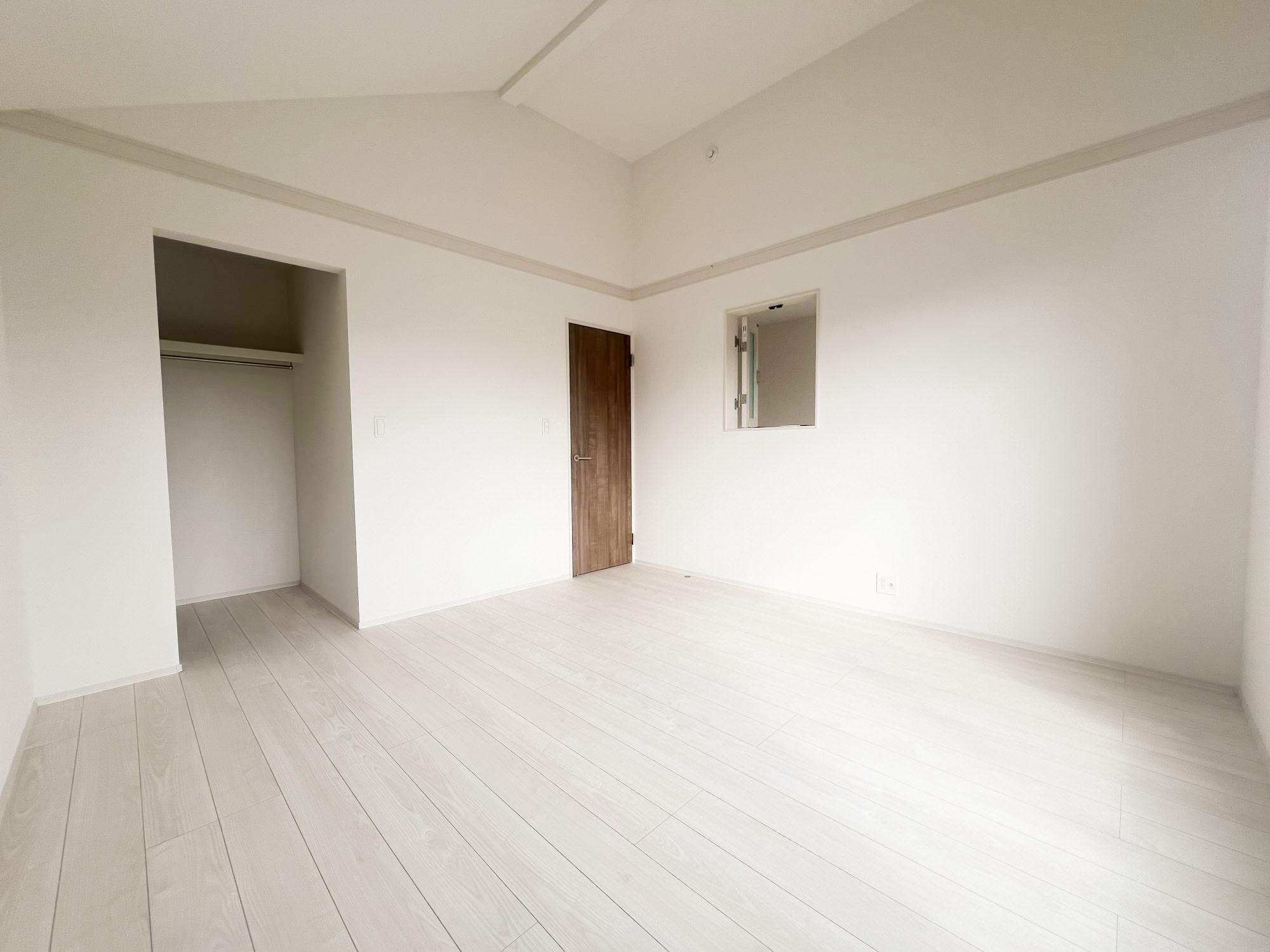 【2号棟洋室8.0帖】バルコニーへ出入りが可能なお部屋、勾配天井は開放感があります。