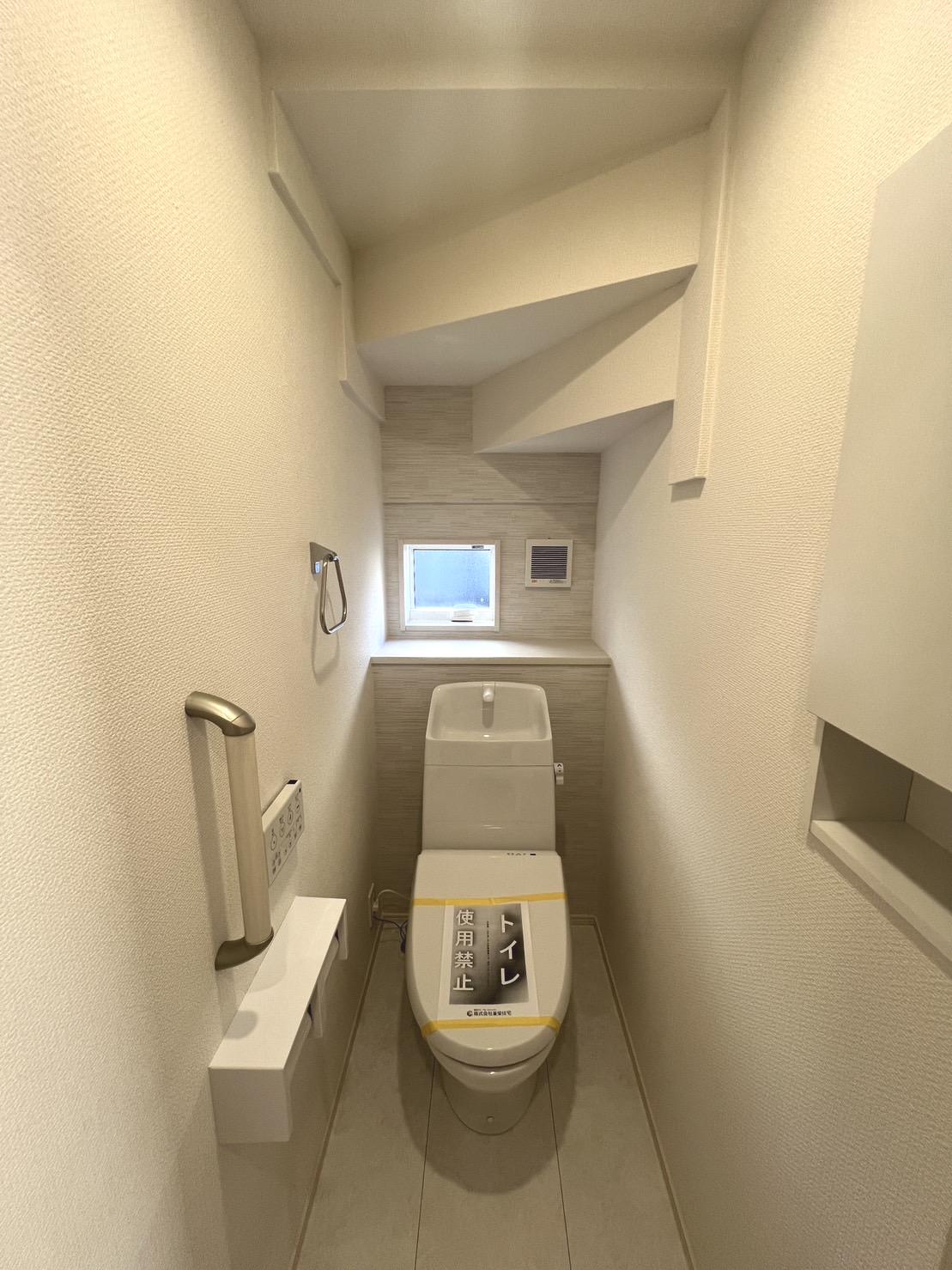 【1階トイレ】ペーパーホルダー2つ、タオルハンガー、手すり、壁面収納、カウンターと限られたスペースに設備が充実しています♪