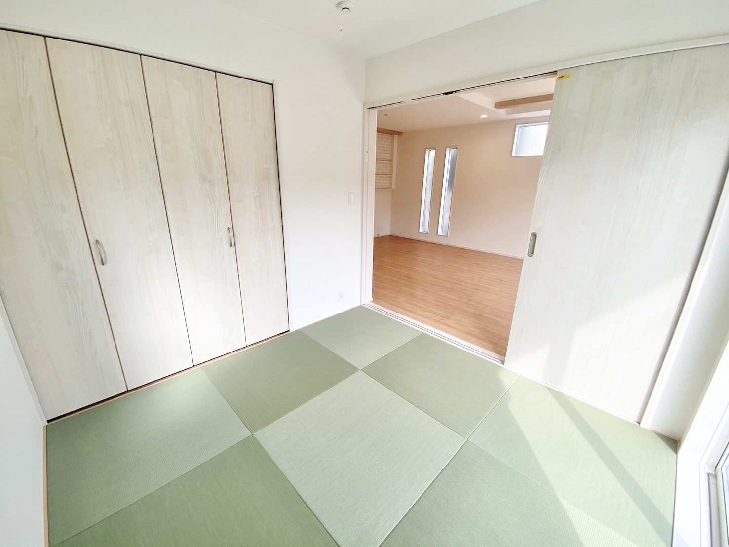 和室1号棟　和室にはきれいな市松模様に見える縁なし畳を採用しています。収納が備わっているため、寝具や季節家電などを収納できます。