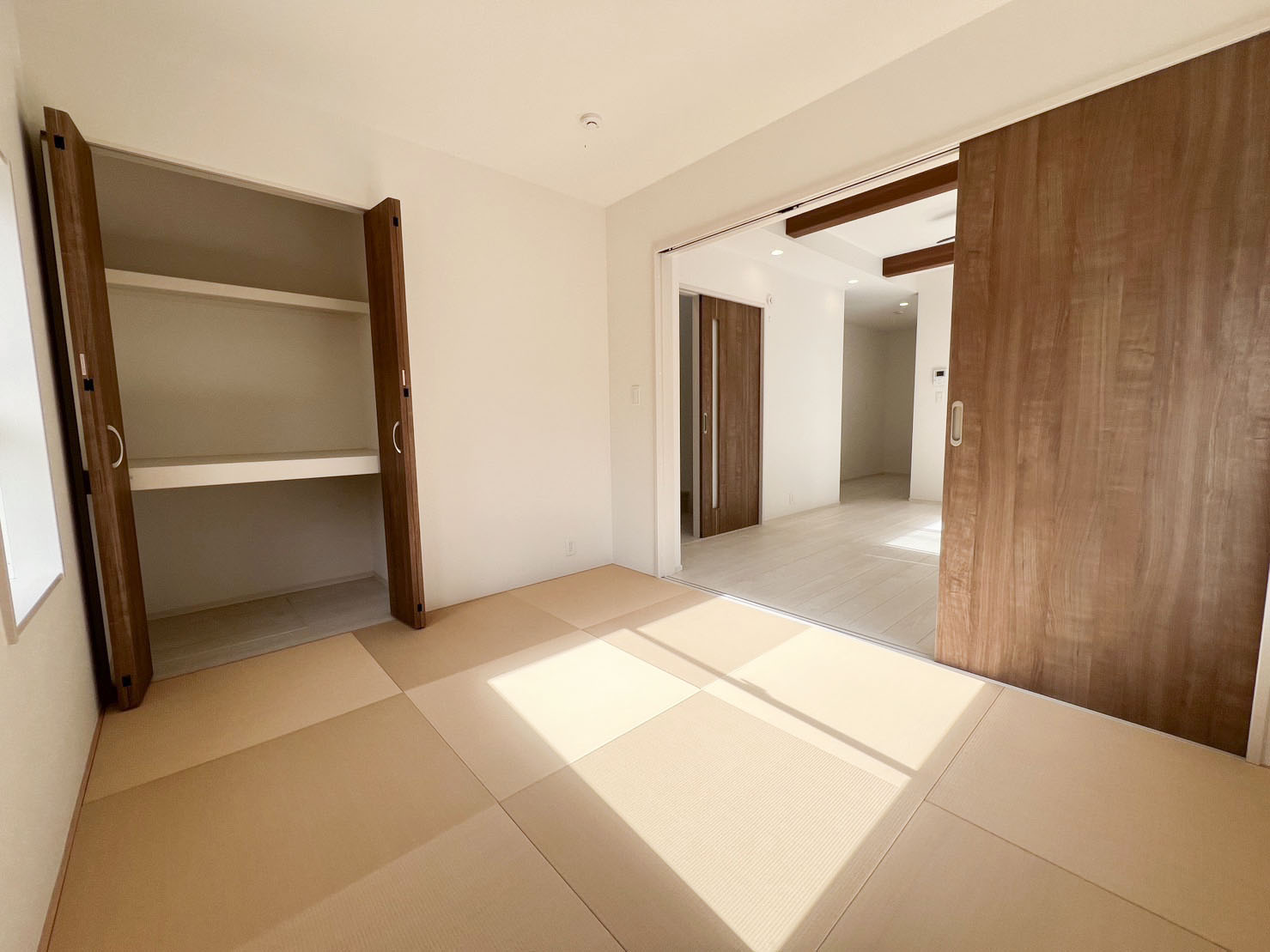 【和室5.25帖】リビング横に配置された和室は、洋室仕様の縁なし畳を採用　