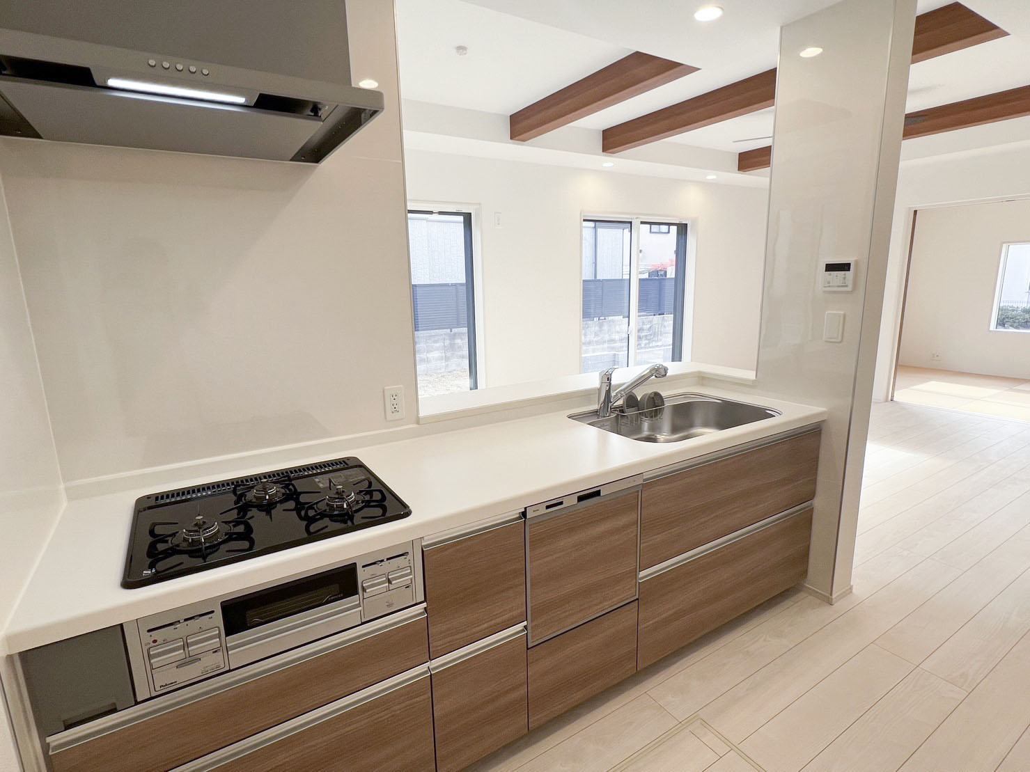 【キッチン】食洗機、浄水蛇口、床下収納の機能的な対面キッチン　